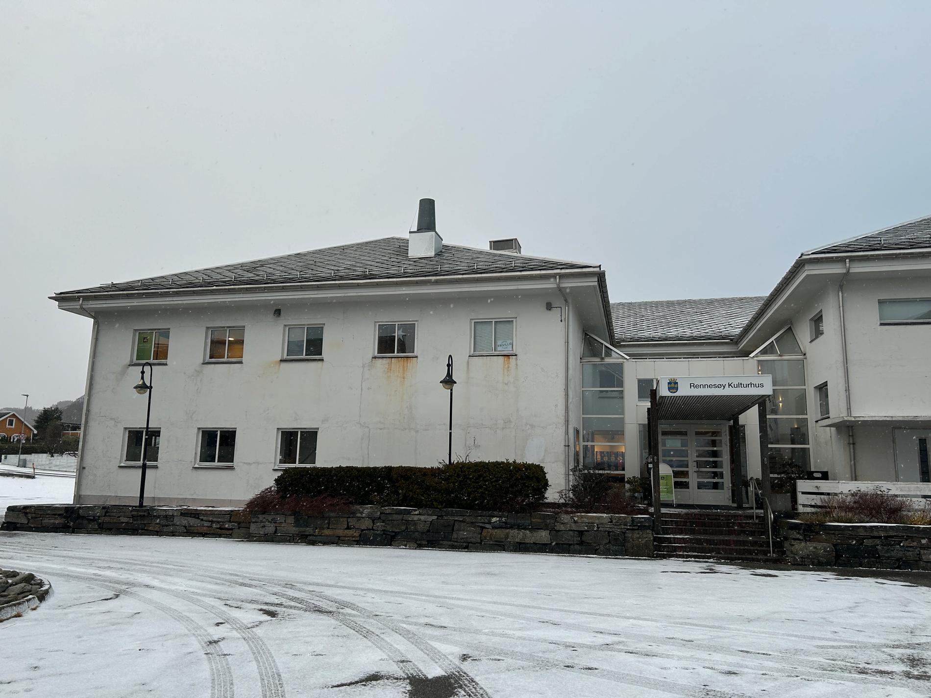 Stian Nevøy (Ap) i Rennesøy kommunedelsutvalg tviler på at flertallet vil gi noe særlig mer enn ti millioner kroner til å pusse om kulturhuset Meieriet i Vikevåg.