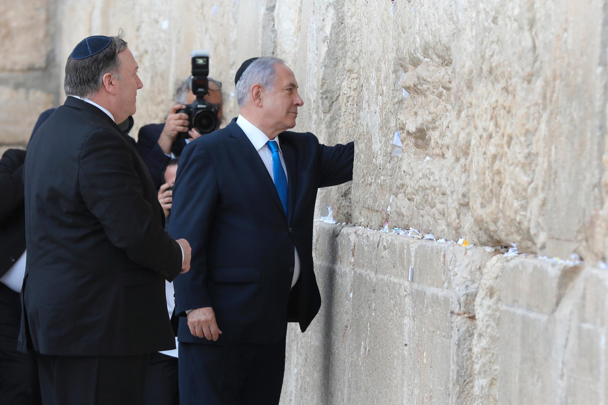 Israels statsminister Benjamin Netanyahu (t.h.) ledsaget torsdag USAs utenriksminister Mike Pompeo til Vestmuren, også kjent som Klagemuren, i Jerusalems okkuperte gamleby. 
