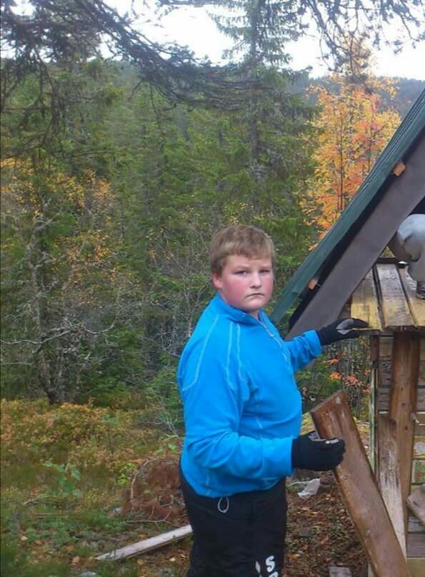 Sander i 12-årsalderen snekrer en hytte.