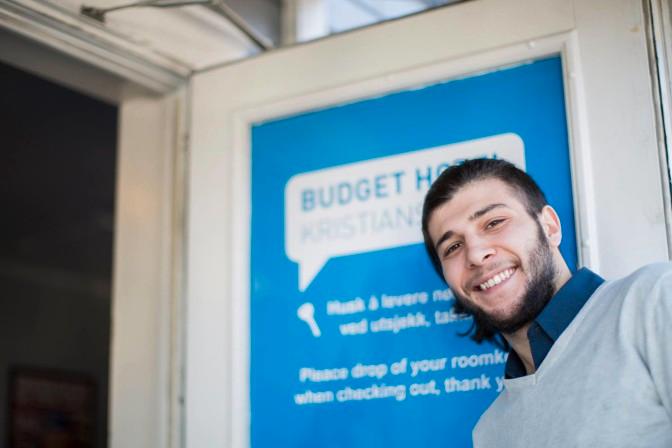 Omar jobbet først som frivillig på Budget Hotel, og ble senere ansatt. Foto: Humans of Kristiansand Omar jobbet først som frivillig på Budget Hotel, og ble senere ansatt. Foto: Humans of Kristiansand