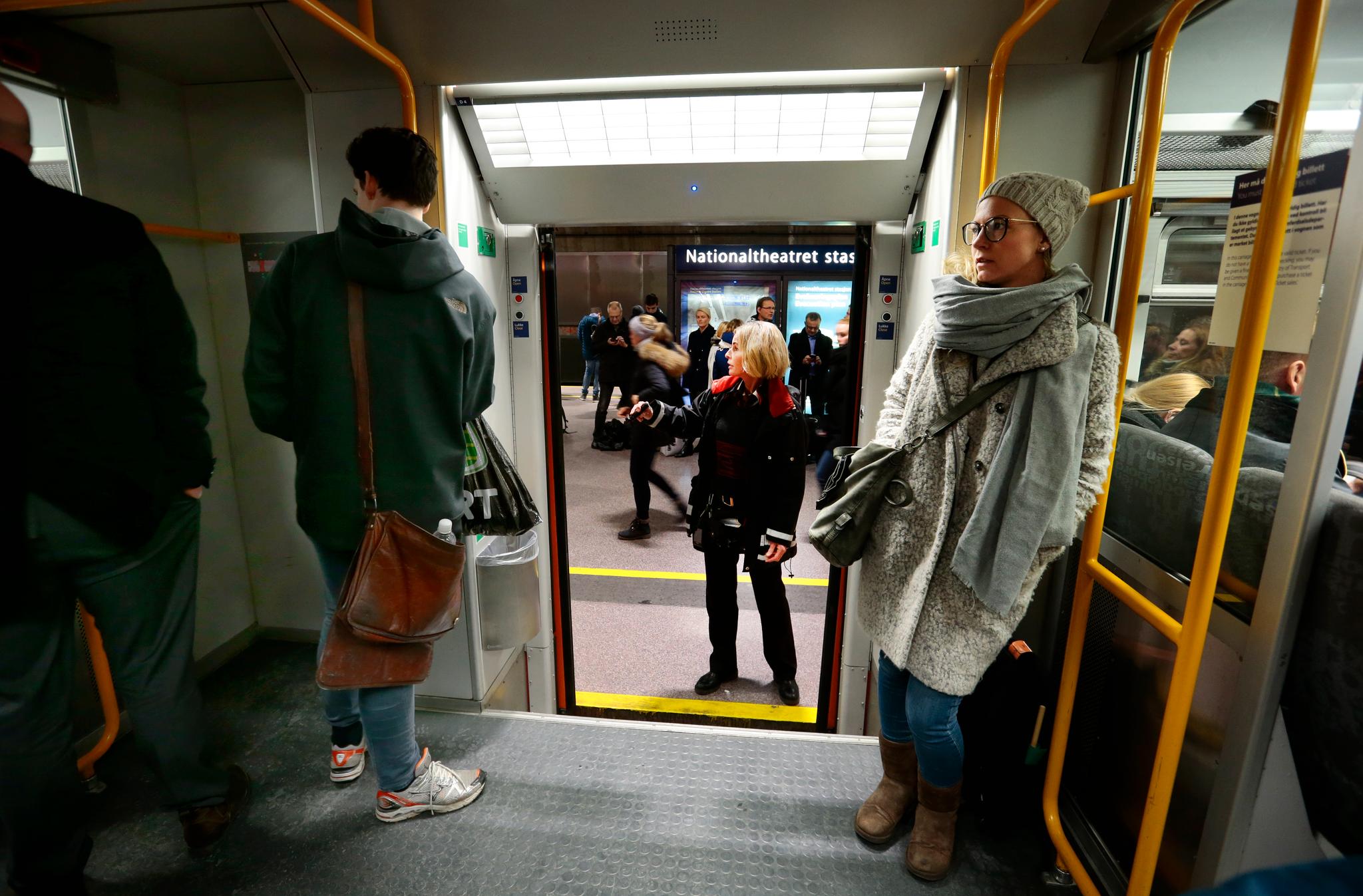 I flere år har passasjerer og personale på Østfoldbanen sett på at tilbudet er blitt kraftig bedret vest og nord for Oslo. Mens deres egne tog blir stadig fullere. Men nå skjer det noe. Konduktøren heter Linda Nyquist.
