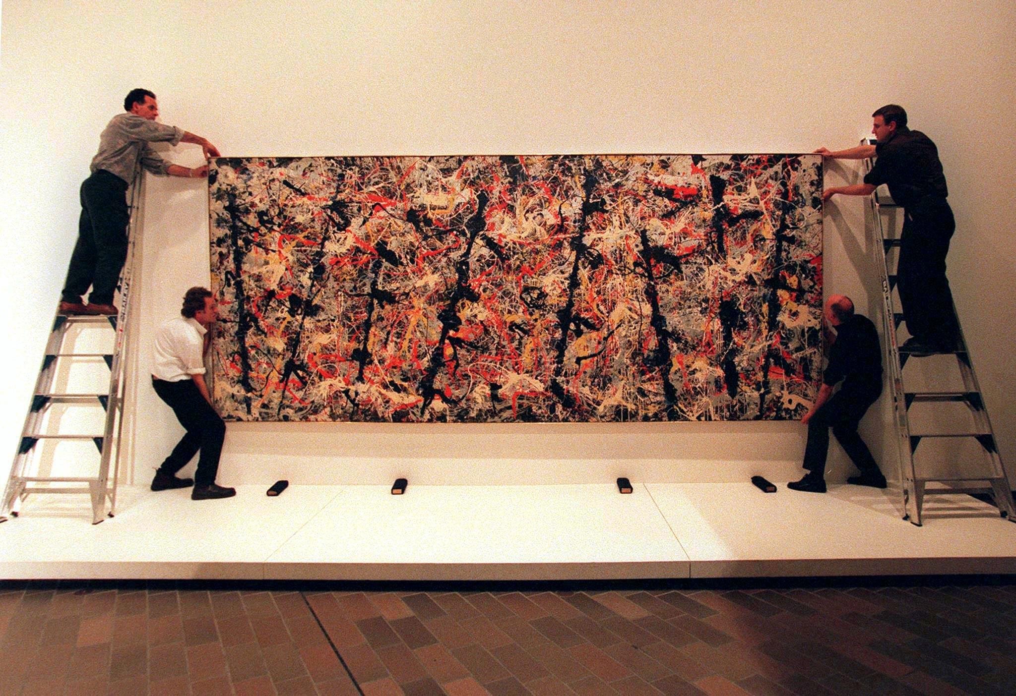 Store formater, slående helhetsvirkning og «over-det-hele»-organisering av billedfeltet sto sentralt i den abstrakte ekspresjonismen slik den ble utviklet av New York-skolens malere. Her er et av Jackson Pollocks berømte «drip-paintings»; Blue Poles fra 1952.