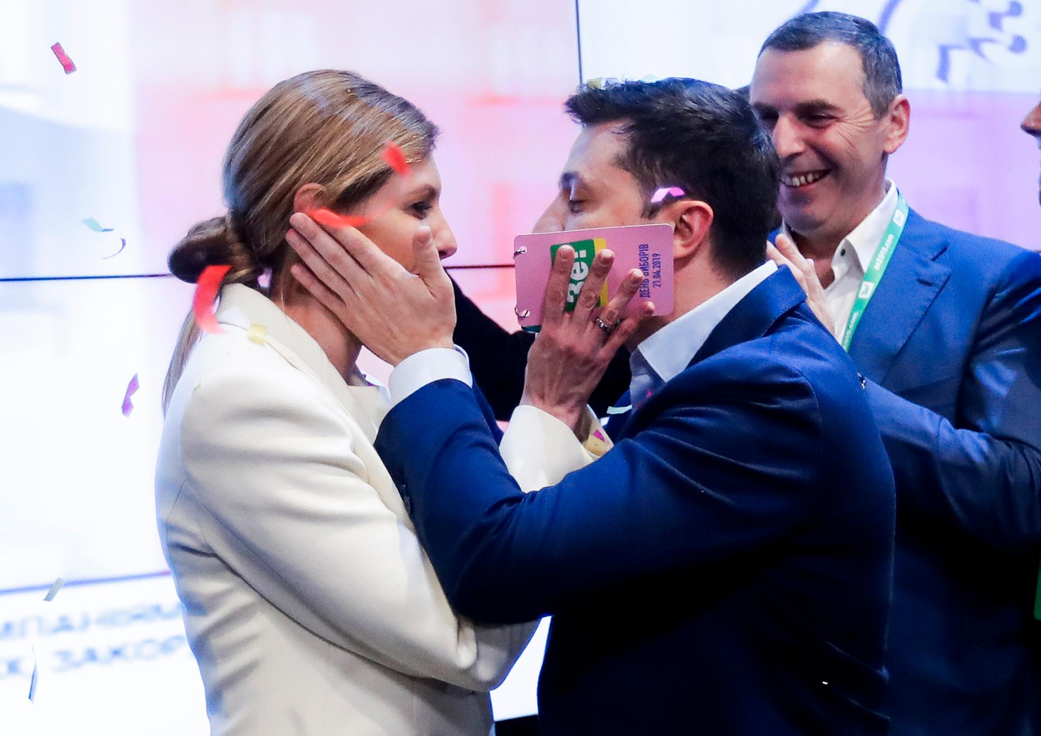 21. april 2019 vant Volodymyr Zelenskyj presidentvalget i Ukraina og feiret med kona Olena Zelenska.
