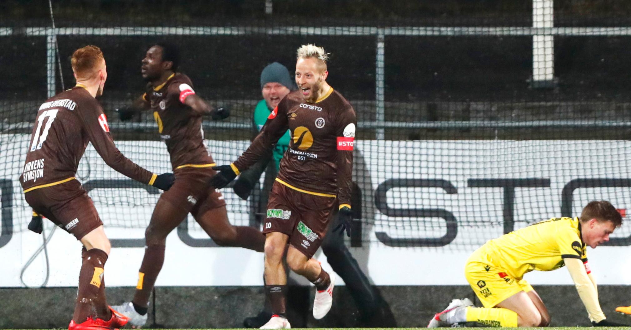 Tony Brochmann (t.h.), Martin Ovenstad (t.v.) og Shaiubu Ibrahim jubler for 1–0 til Mjøndalen.
