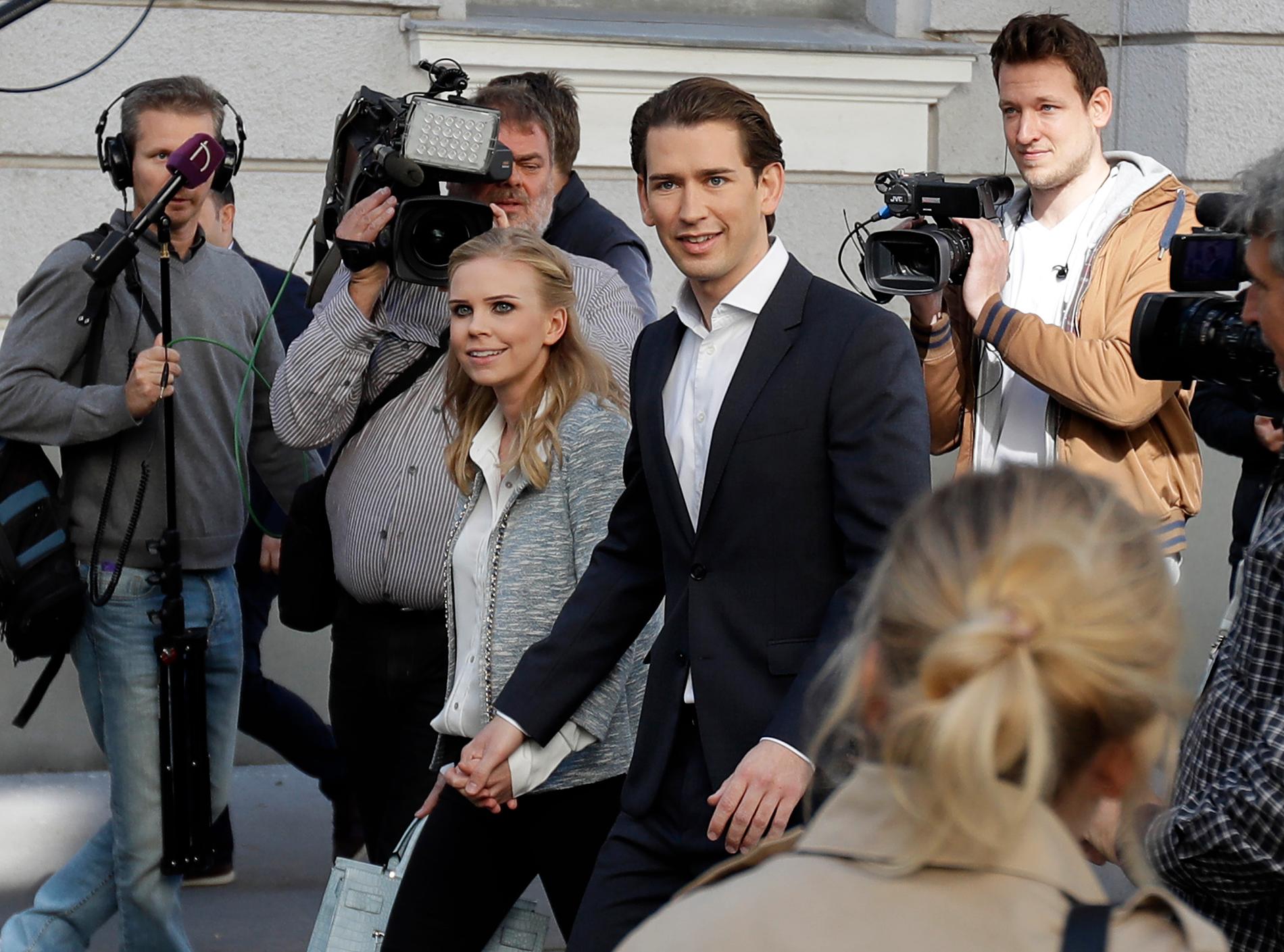 STEMMER: Østerrikes utenriksminister Sebastian Kurz (31) kan blir Europas yngste statsminister etter søndagens valg i Østerrike. Her er han og kjæresten Susanne Thier på vei til et valglokale i Wien. 