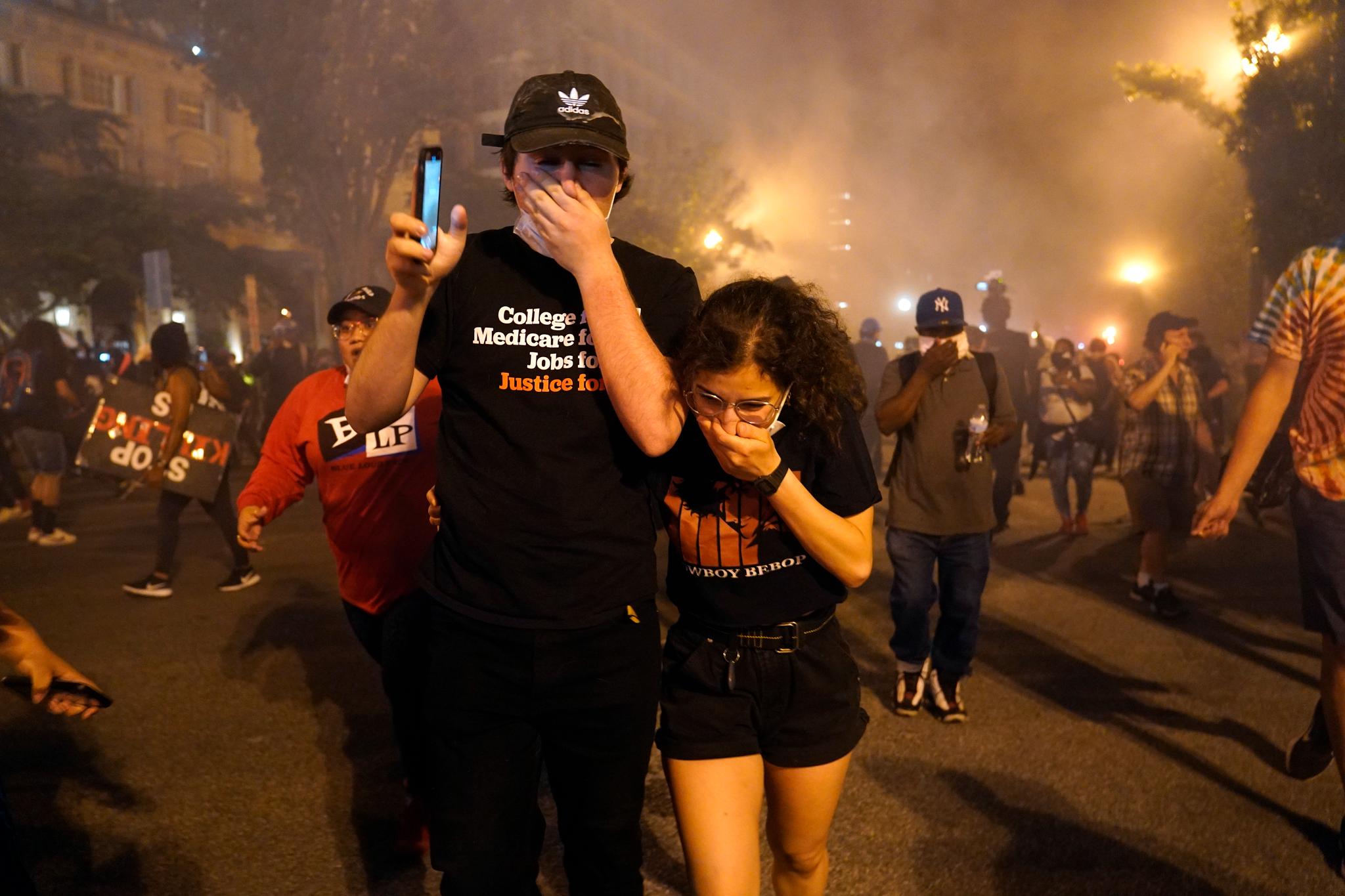 Demonstranter utsatt for tåregass nær Det hvite hus i Washington. 