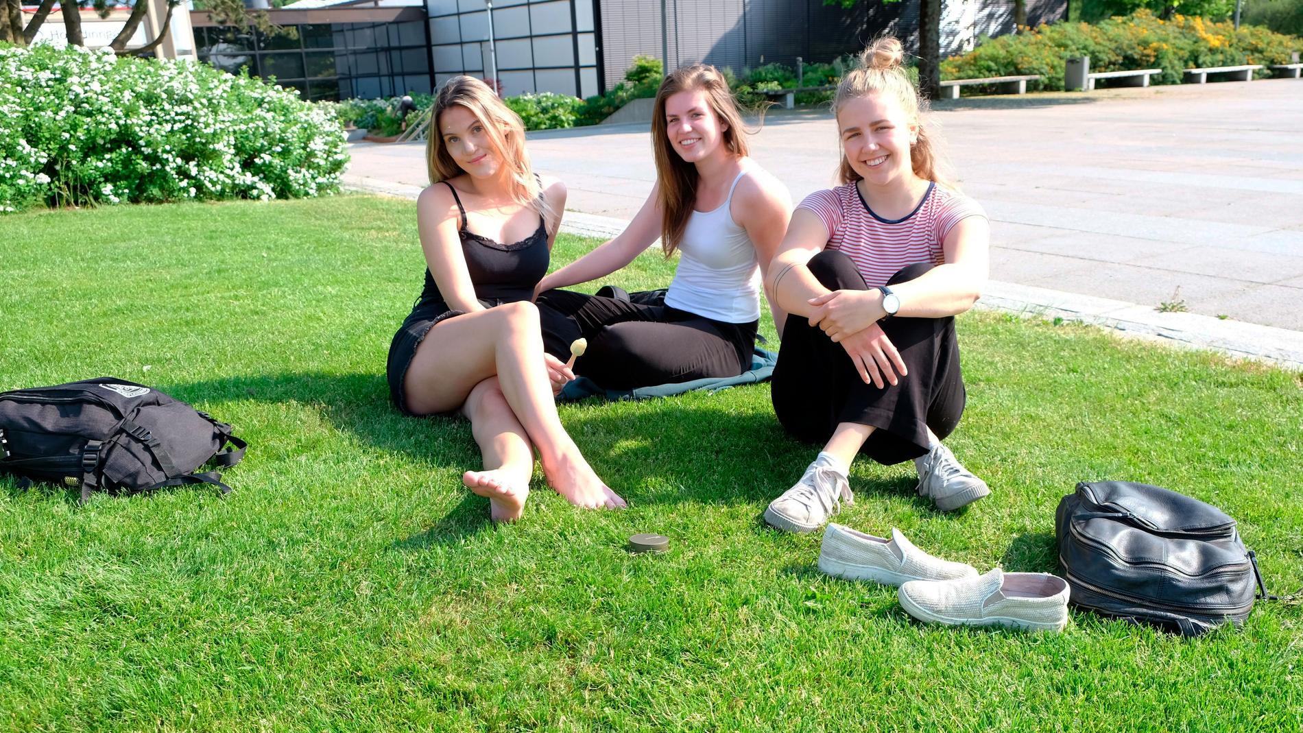  Fra venstre til høyre: Alina Cecilie Sævik (21), Linnea Rismyhr (19)og Sara Skei Tønset (20). Kun én av dem snuser fast, men de sier ikke nei takk til en festrøyk iblant.  
