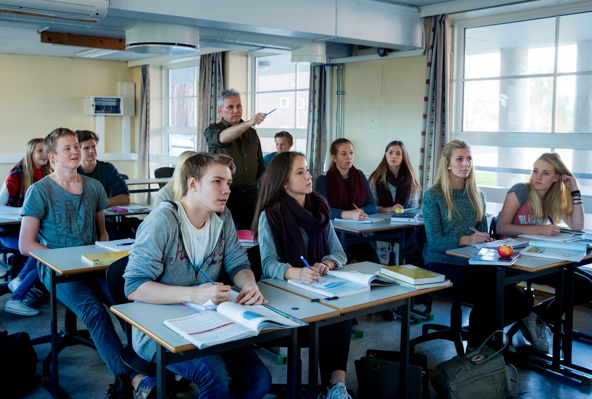 UNDERVISER: Lærere må ha nok studiepoeng for å kunne undervise i kjernefagene matte, norsk, engelsk og samisk.
