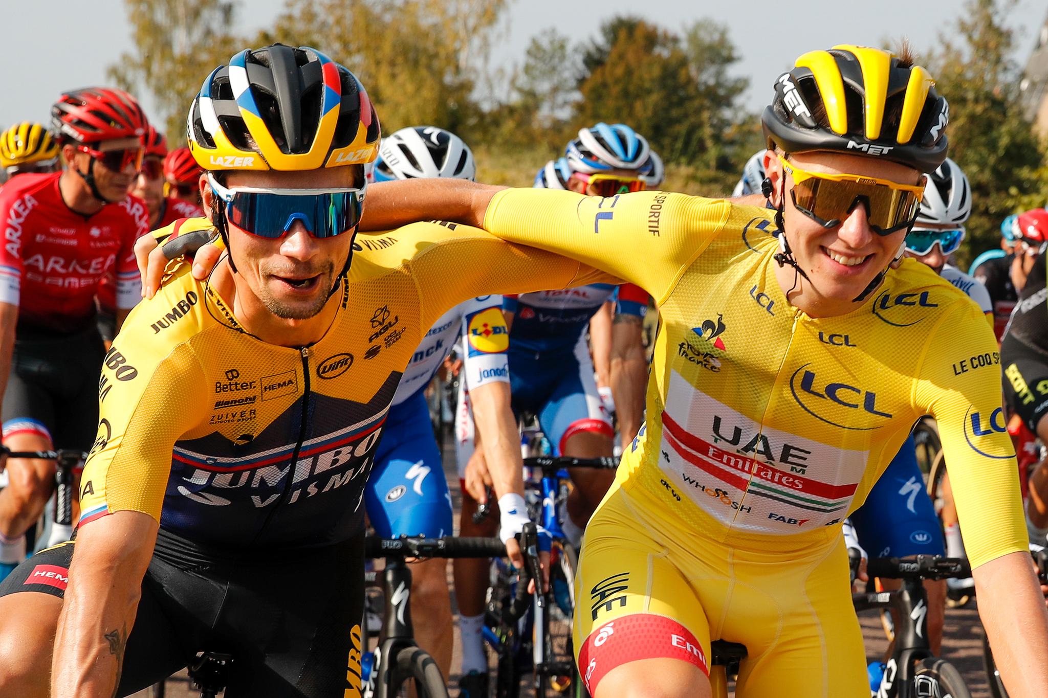 Tadej Pogacar (t.h.) og Primoz Roglic poserer sammen på den siste Tour de France-etappen i fjor.