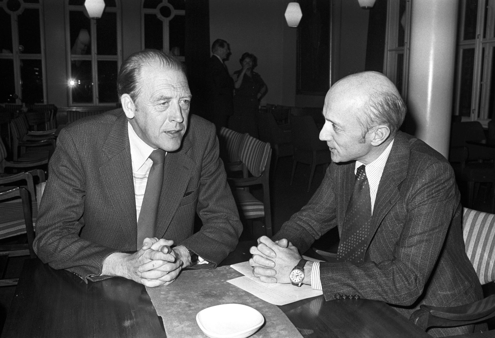  Finansdebatten i 1978 ble avsluttet med votering i Stortinget. Her slapper statsminister Odvar Nordli (Ap) (t.v.) og Høyres parlamentariske leder Kåre Willoch av etter debatten.  