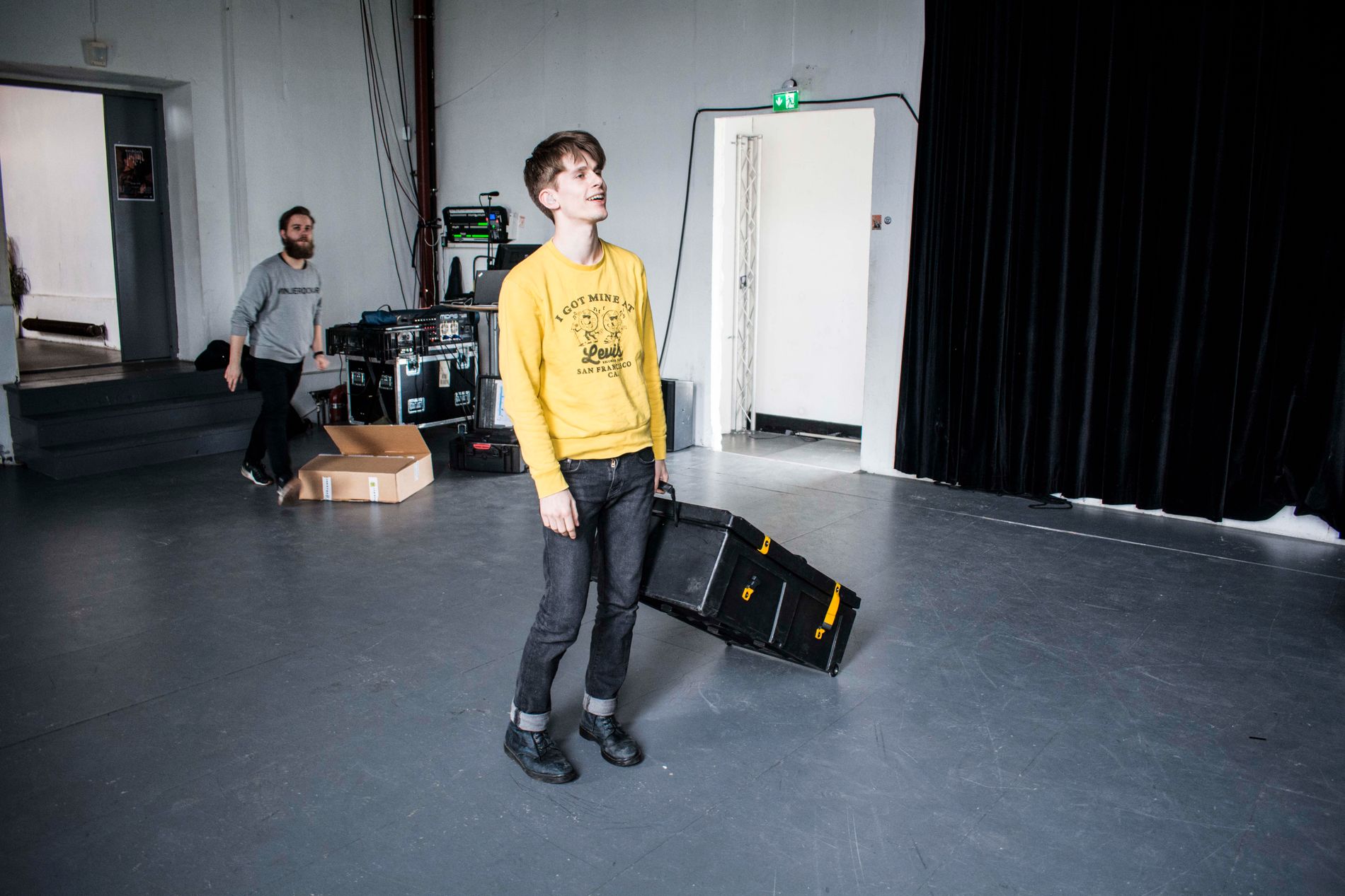 Tor-Arne Vikingstad viser hvordan denne kofferten skal trilles, etter å ha etterlignet Lokøy, som alltid drasser den med hjulene opp. – Poenget med å spille i et band er jævlig intern humor, sier trommis Wiencke.