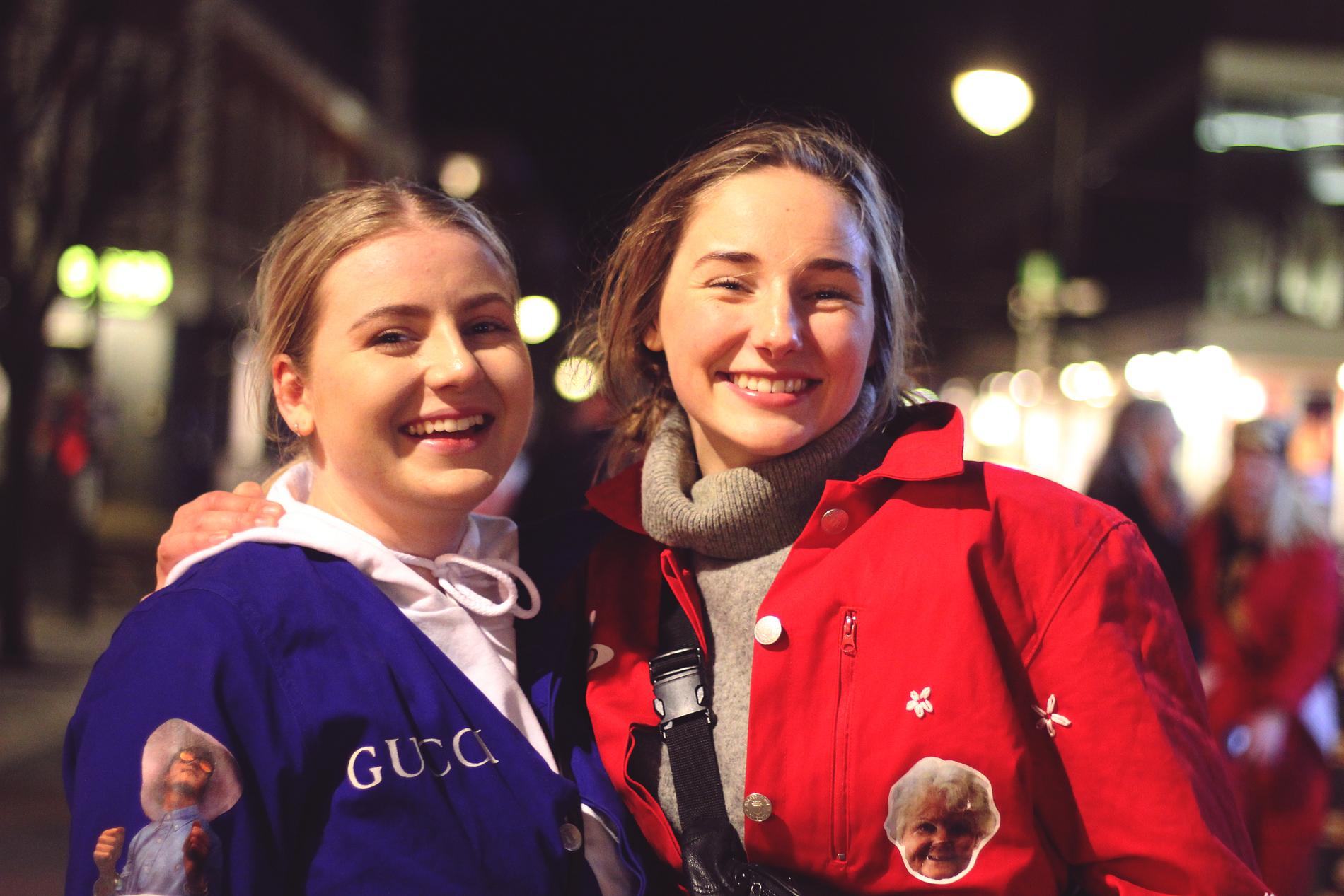 Sofia Hartveit (t.v.) og Elise Bryge fra Vågsbygd videregående ser fram til å spre glede i russetida.