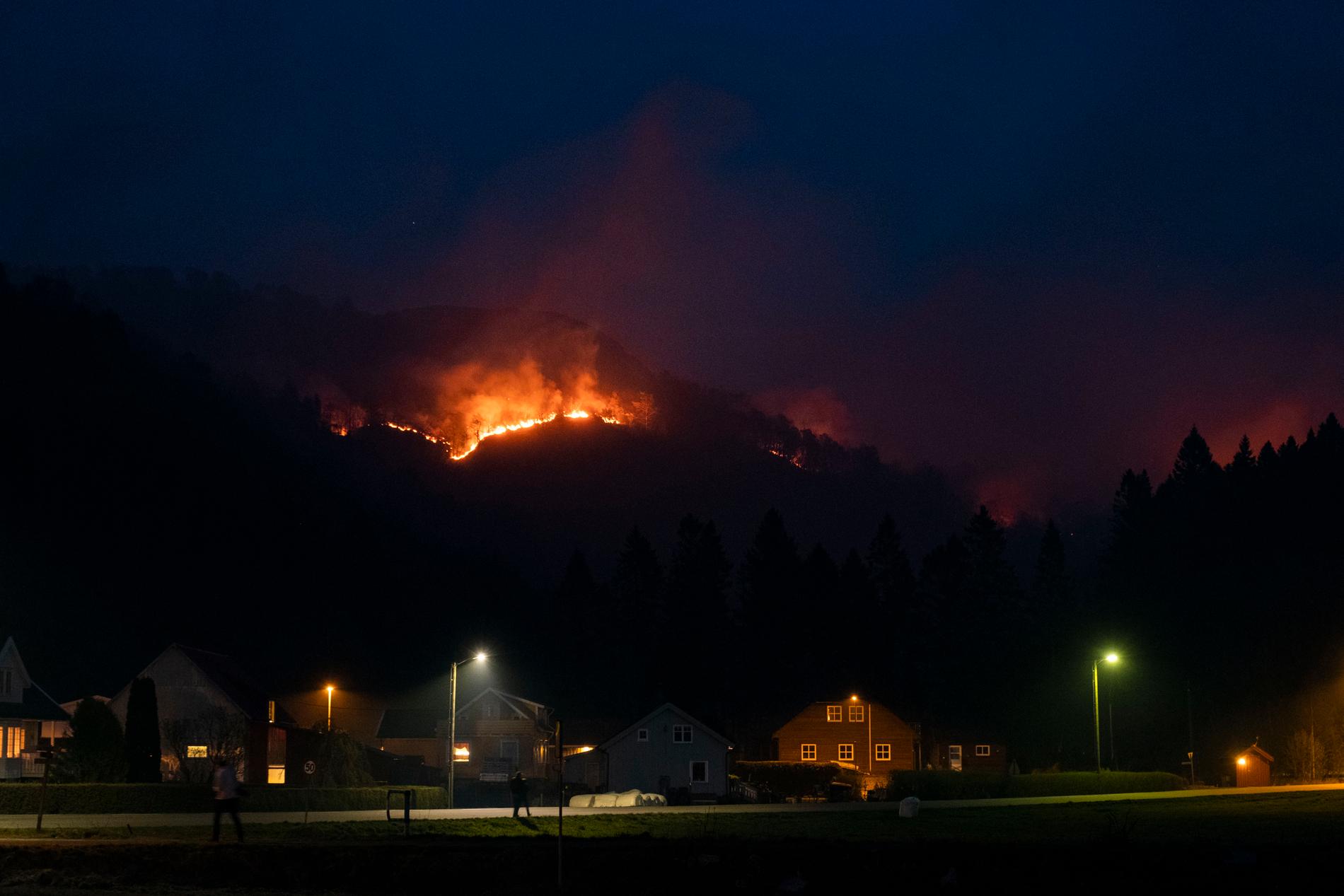 Flammene var godt synlige ved Åmot tirsdag kveld. Foto: Tor Erik Schrøder / NTB scanpix
