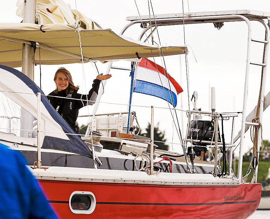 Laura Dekker, om bord i båten Guppy, seiler fra Nederland. Hun skal først seile til Portugal. Derfra skal hun forsøke å seile jorden rundt alene og uten stopp. FOTO: MICHAEL KOOREN/REUTERS