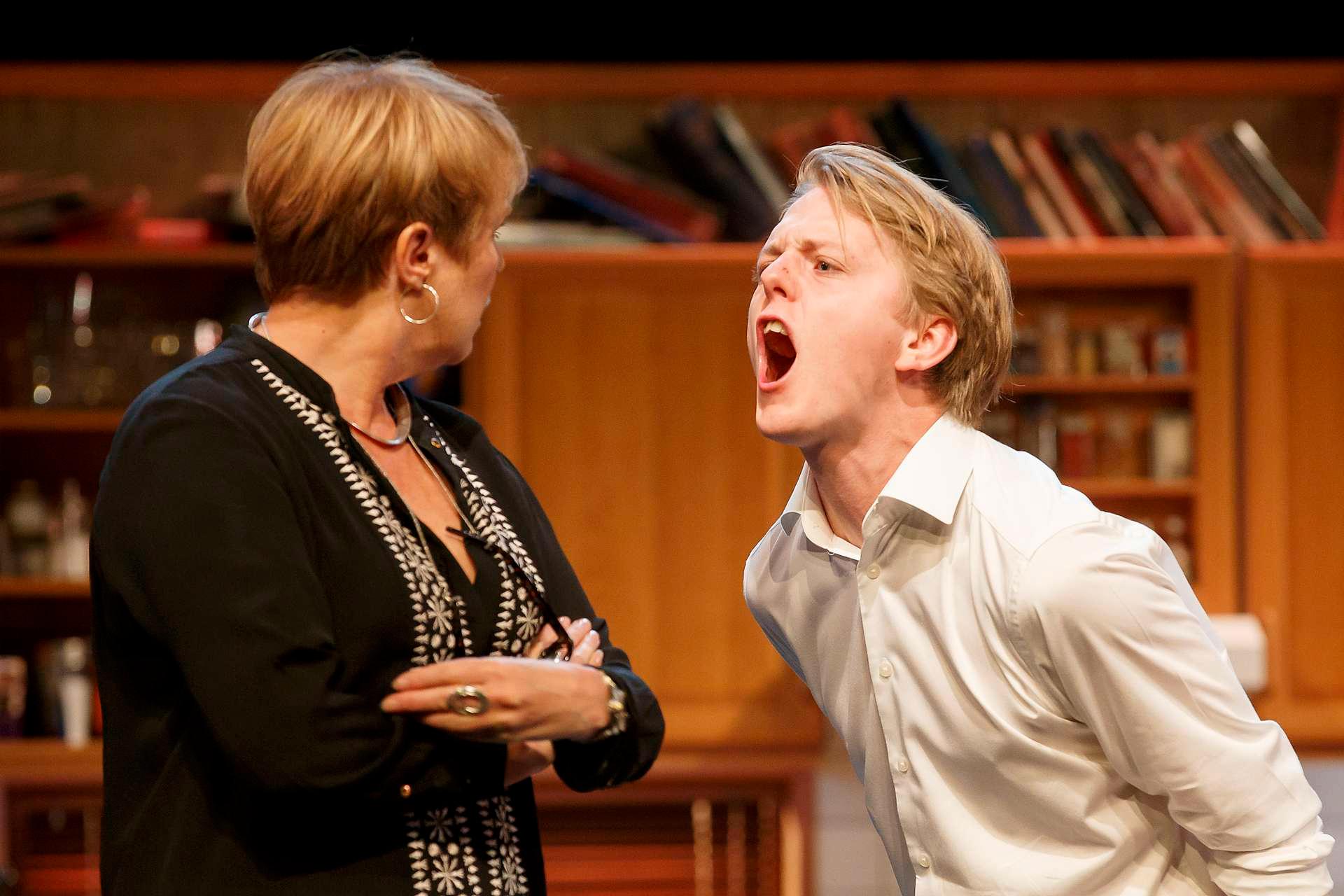 Jonas Strand Gravli og Victoria Svendsen spiller mor og sønn i det australske stykket «Vrede» som settes opp på Centralteatret i Oslo.