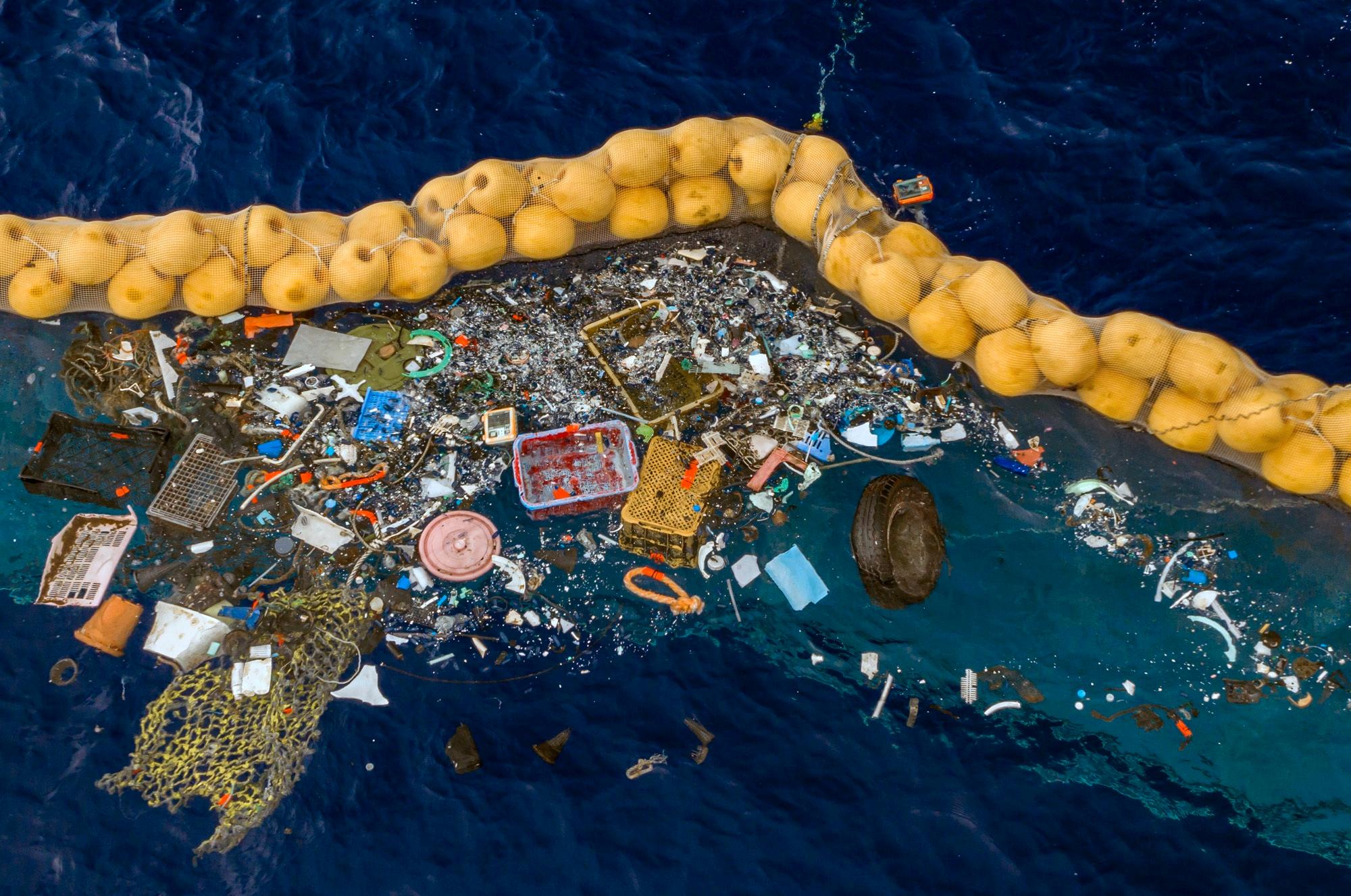 Organisasjoner og oppfinnere over hele verden jobber med teknikk for å samle opp plasten som flyter rundt i havet. 