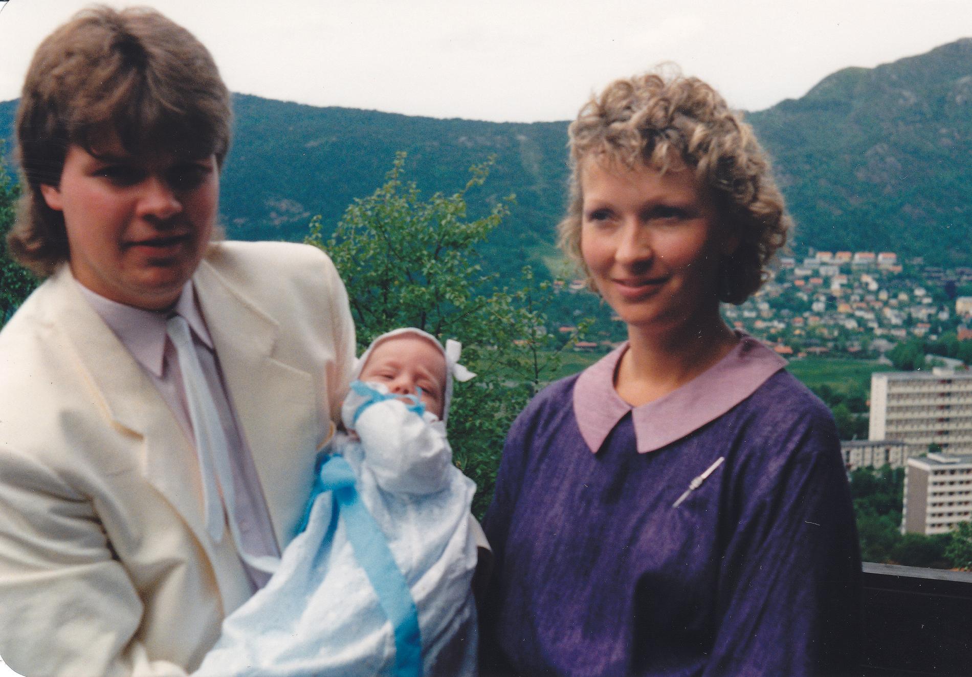 TRE GENERASJONER: Mor ble farmor da hun var 40. Her er hun og jeg sammen med min eldste sønn, hennes første barnebarn.