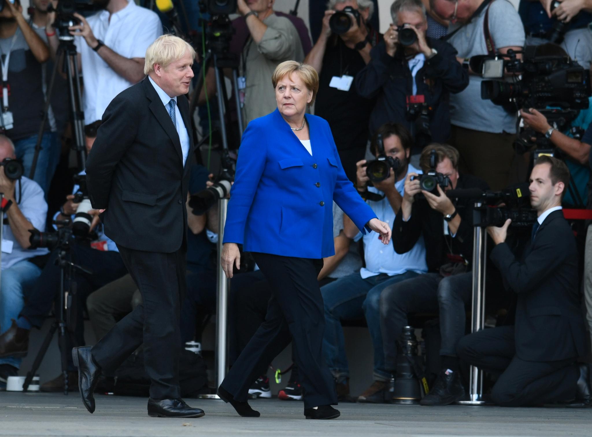 Boris Johnson ble møtt med militærparade og rød løper da han onsdag kveld ankom Berlin. Merkel og Johnson 
