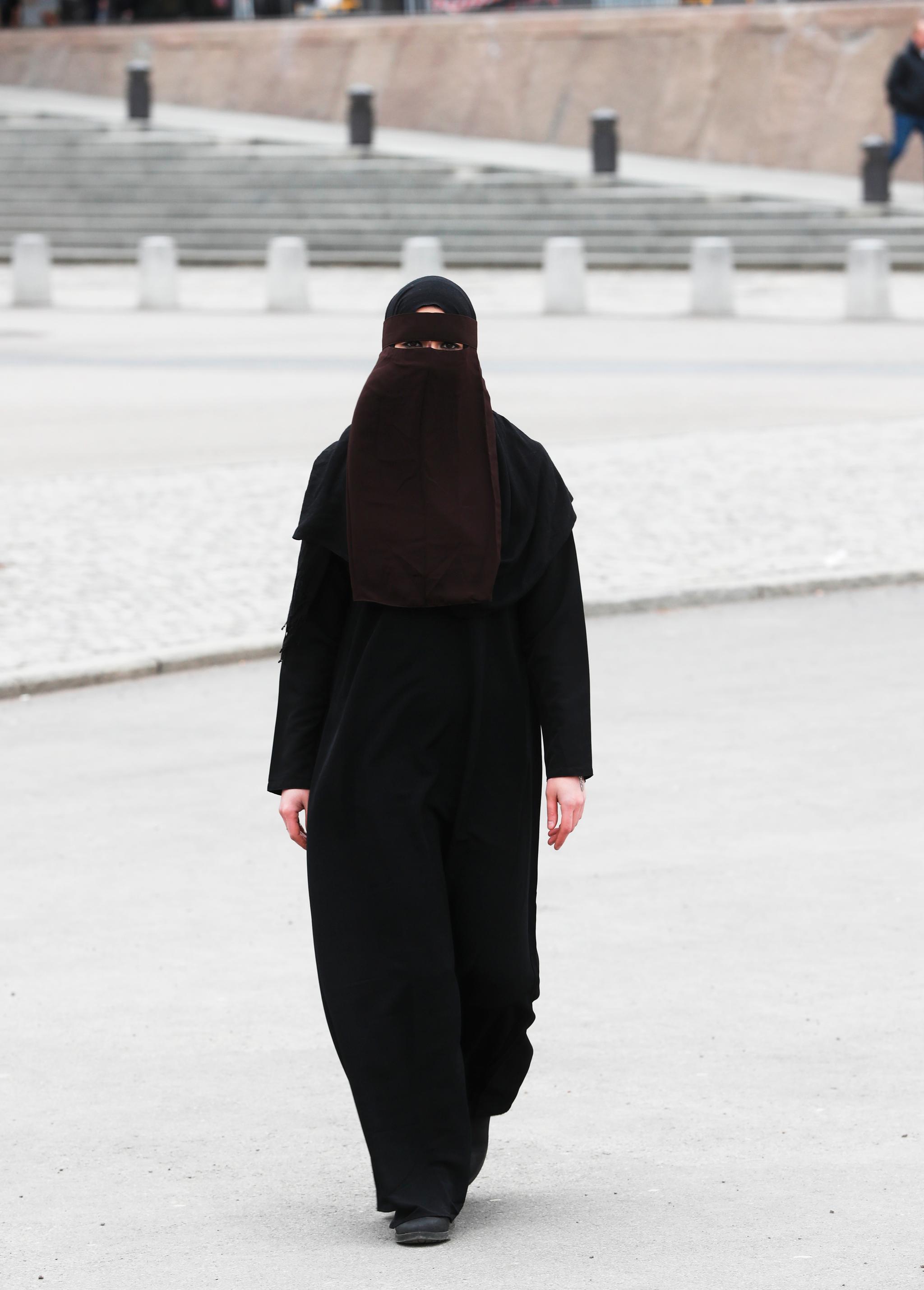 Eksempel på kvinne iført niqab
