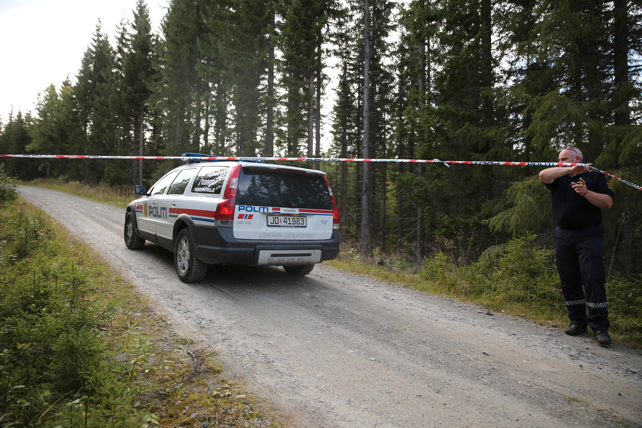 I dette øde skogsområdet langt fra folk ble Nils Olav Bakken (49) overfalt, knivstukket og påtent slik at han døde 3. september i fjor. En av de tre tiltalte har tilstått og har detaljert forklart hvordan drapet skjedde. 