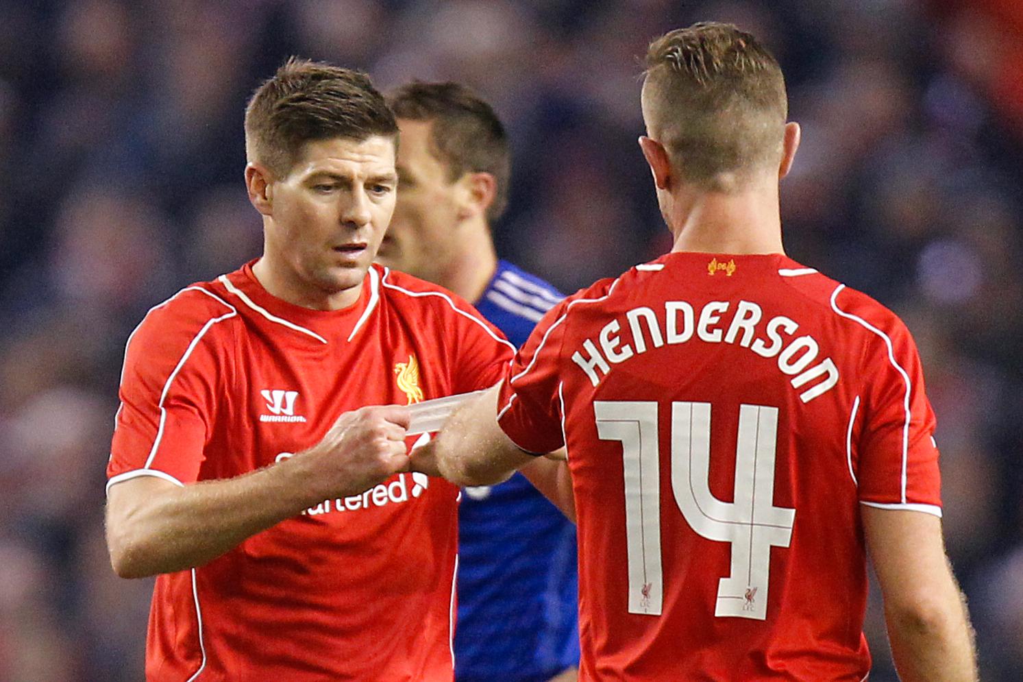 SPILTE SAMMEN: Steven Gerrard gir Jordan Henderson kapteinsbindet under semifinalen i ligacupen mot Chelsea i 2015. 