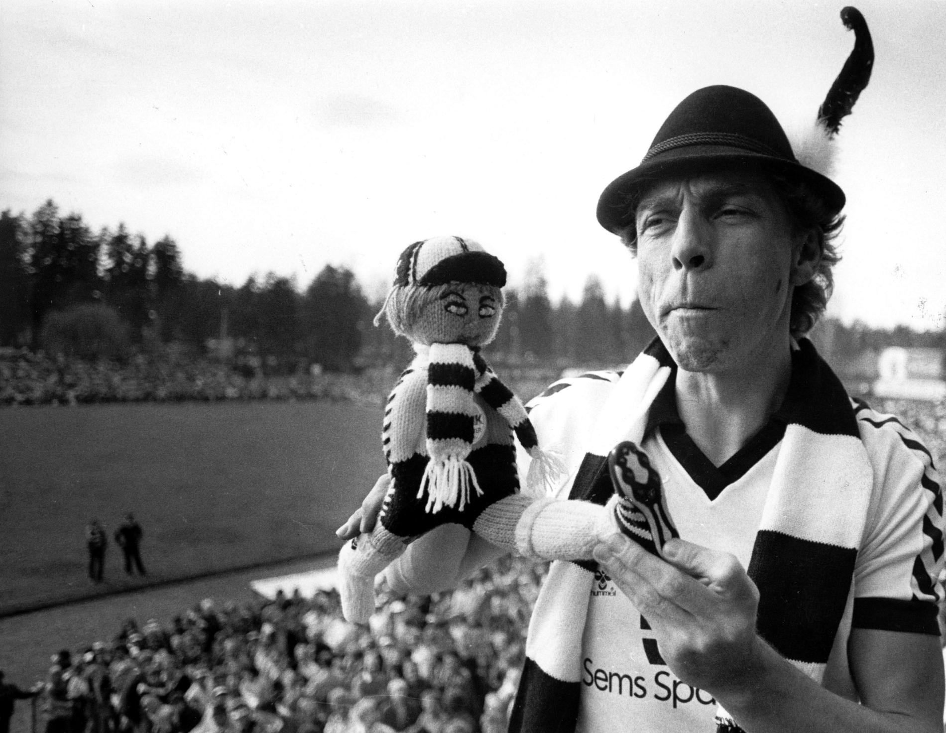 1983: Tønsberg-mannen Jahn Teigen på fotballkampen mellom Eik og HamKam i hjembyen. Eik-supporter Jahn Teigen med Eik-drakt, maskot og med fjær i hatten. 