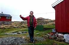 KOM TILBAKE: Jon Utvær vaks opp her, reiste ut og kom tilbake for tre år sidan. Han har ingenting imot å bu åleine langt til havs.&lt;p/&gt; FRED IVAR KLEMETSEN (foto)