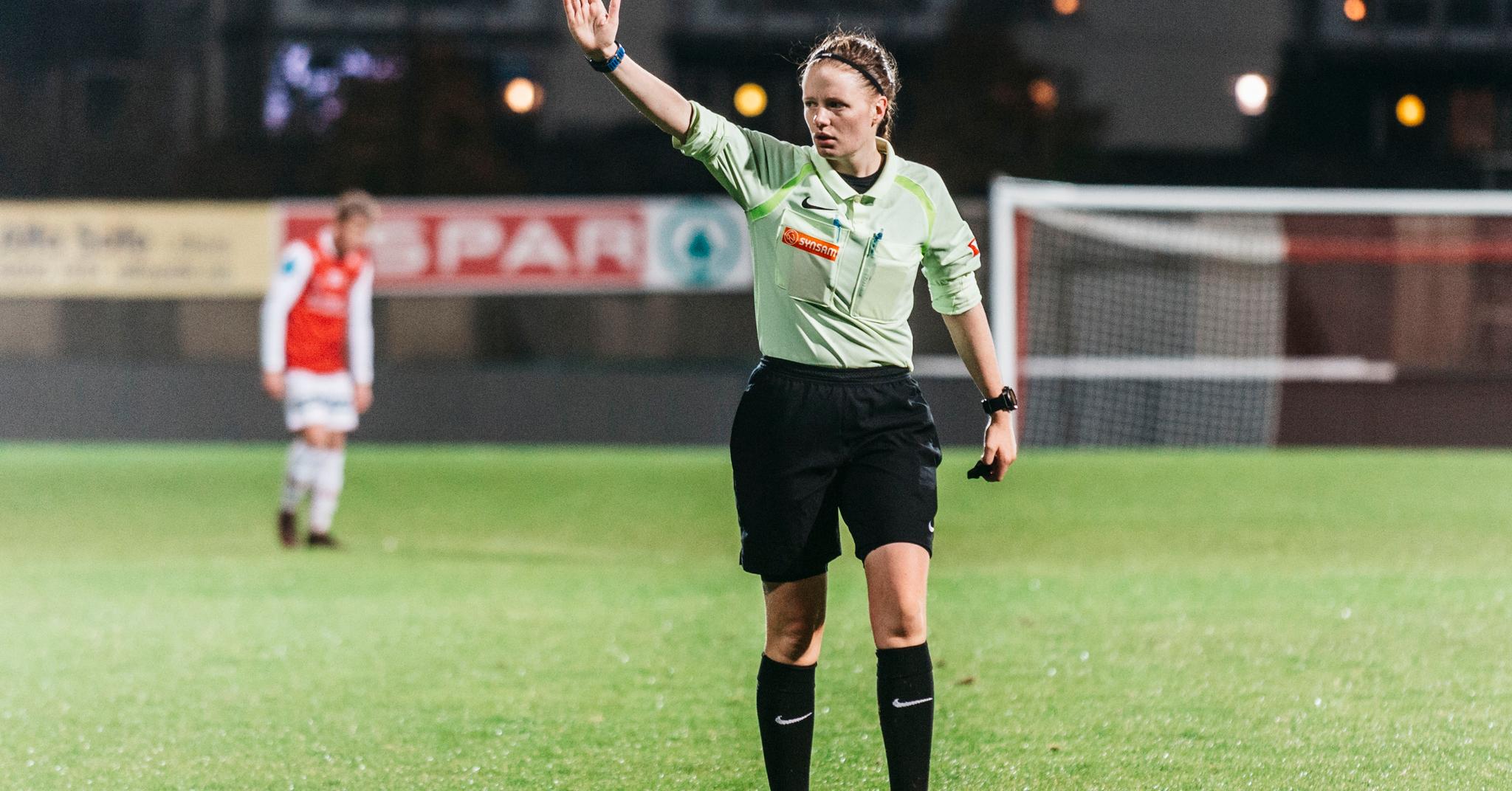 Cecilie Frøyland (23) under et oppgjør mellom Bryne 2 og Moi IL på Bryne stadion. I kveld skal hun lede kampen mellom Ålgård og Kopervik.