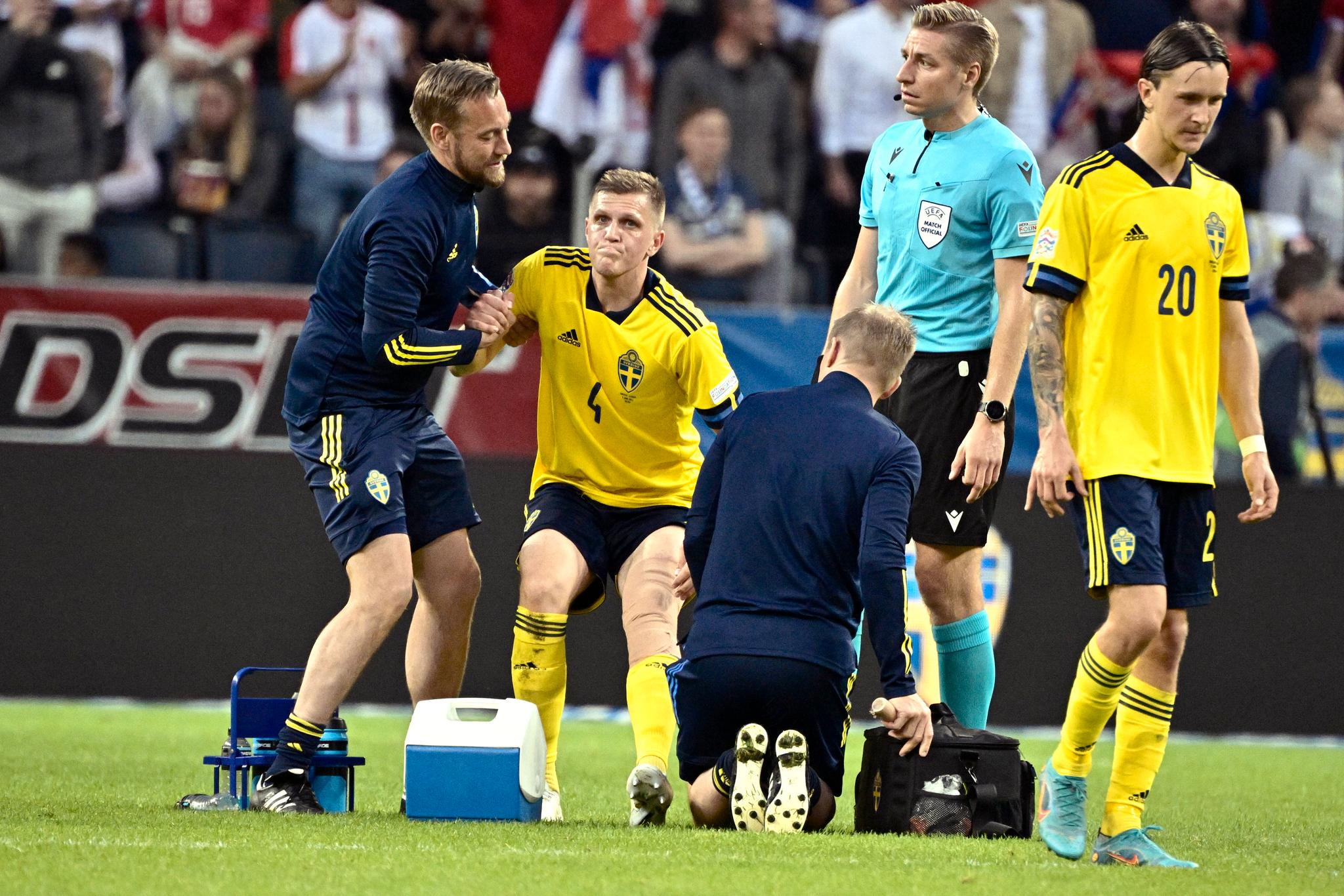 SKADET: Midtstopper Joakim Nilsson måtte av banen i 1. omgang på grunn av skade. Før torsdagens kamp hadde Sverige allerede fire midtstoppere ute med skade.