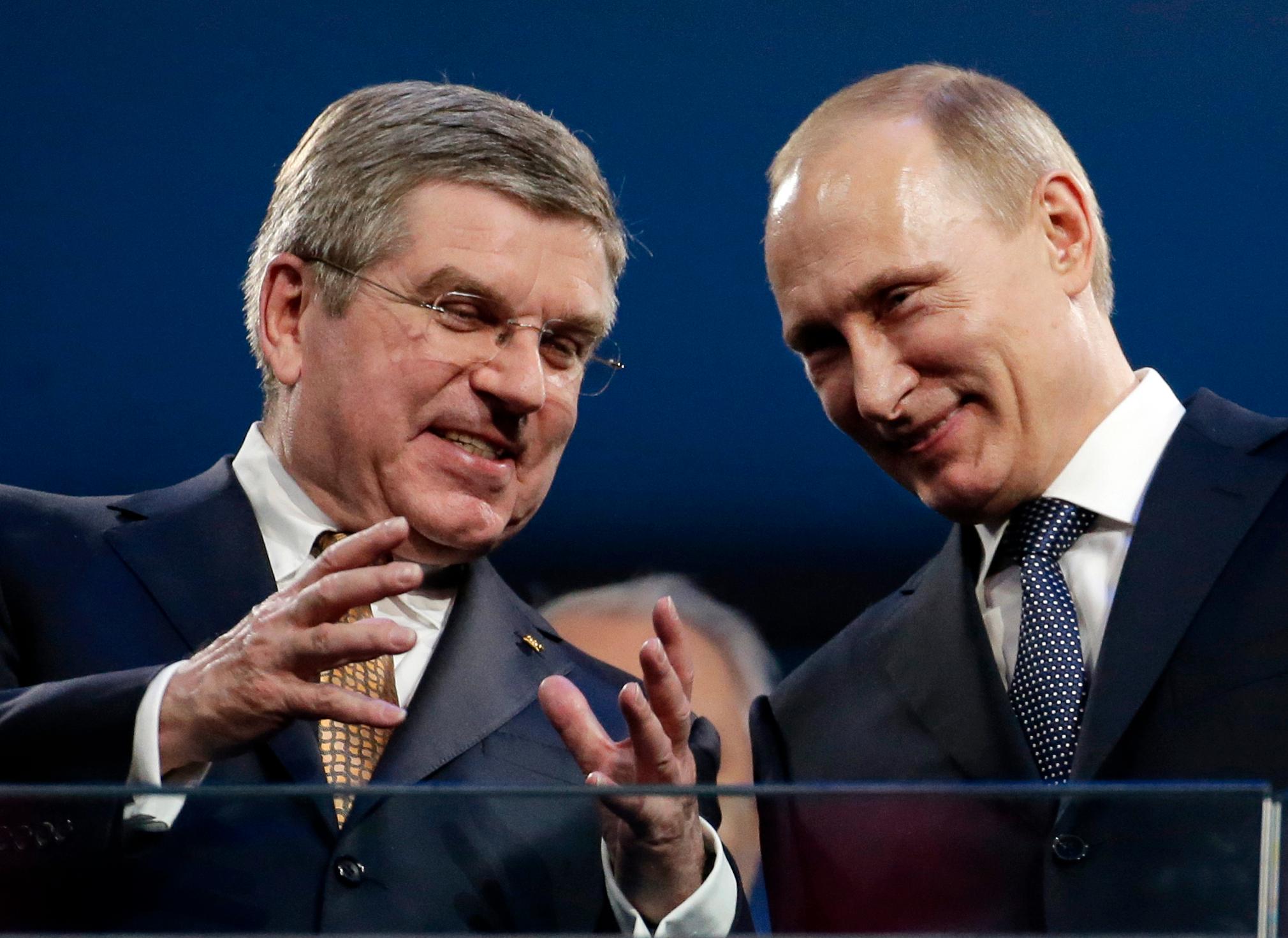 DEFINERES SOM FRIVILLIG: IOC-president Thomas Bach får kompensert utgiftene sine, hevder organisasjonen. Her er bak med Russlands president, Vladimir Putin.