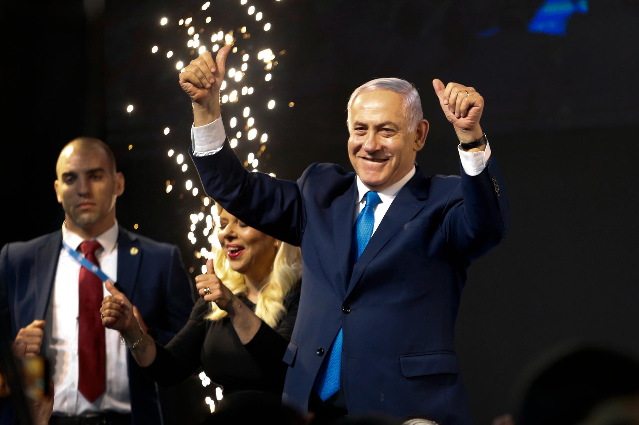 Med onsdagens seier sikrer Netanyahu seg sin femte statsministerperiode. I sommer blir han i så fall den lengstsittende statsministeren i Israels historie. Foto: Ariel Schalit / AP / NTB scanpix