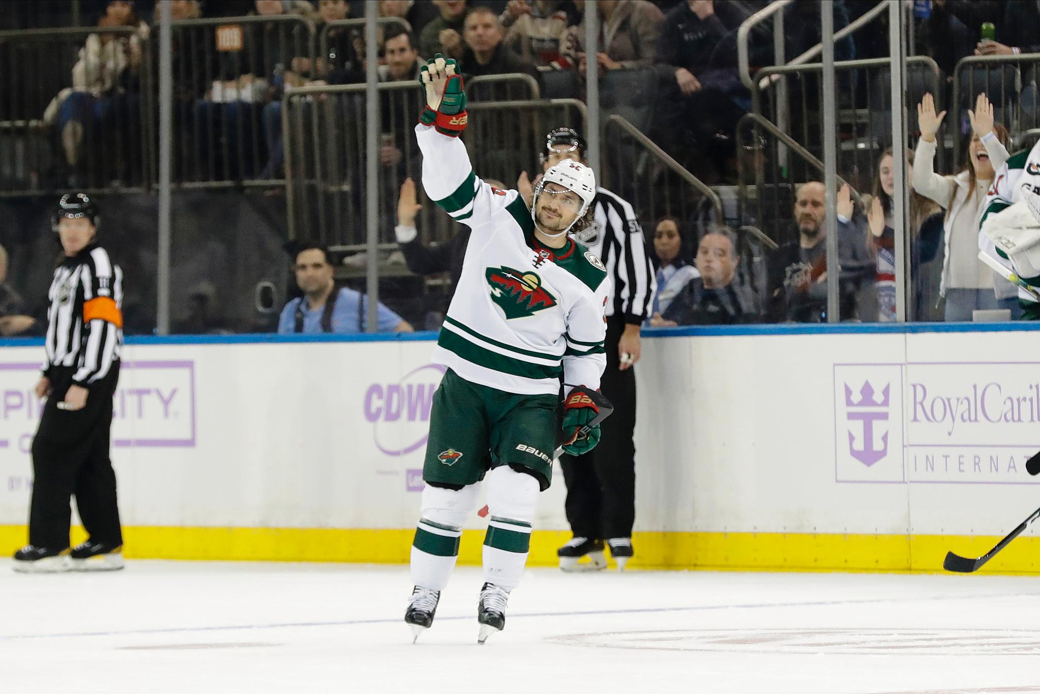 Etter videohyllesten av hans karriere for Rangers, gikk nåværende Minnesota Wild-spiller Mats Zuccarello på isen og vinket rørt til sine gamle fans i New York. 
