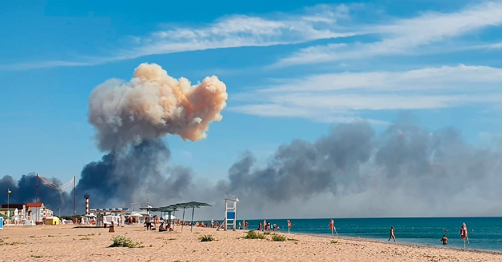 Røyk stiger opp fra flybasen på Krym etter eksplosjonene tirsdag. 