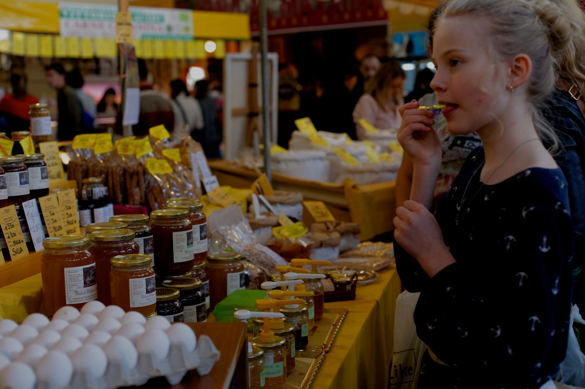 SMAKSPRØVER: Gøy med smaksprøver på markedet. På Romas Farmer's market ved Circo Massimo er det seks forskjellige typer honning å smake på, og 20 ulike sjokoladepålegg!