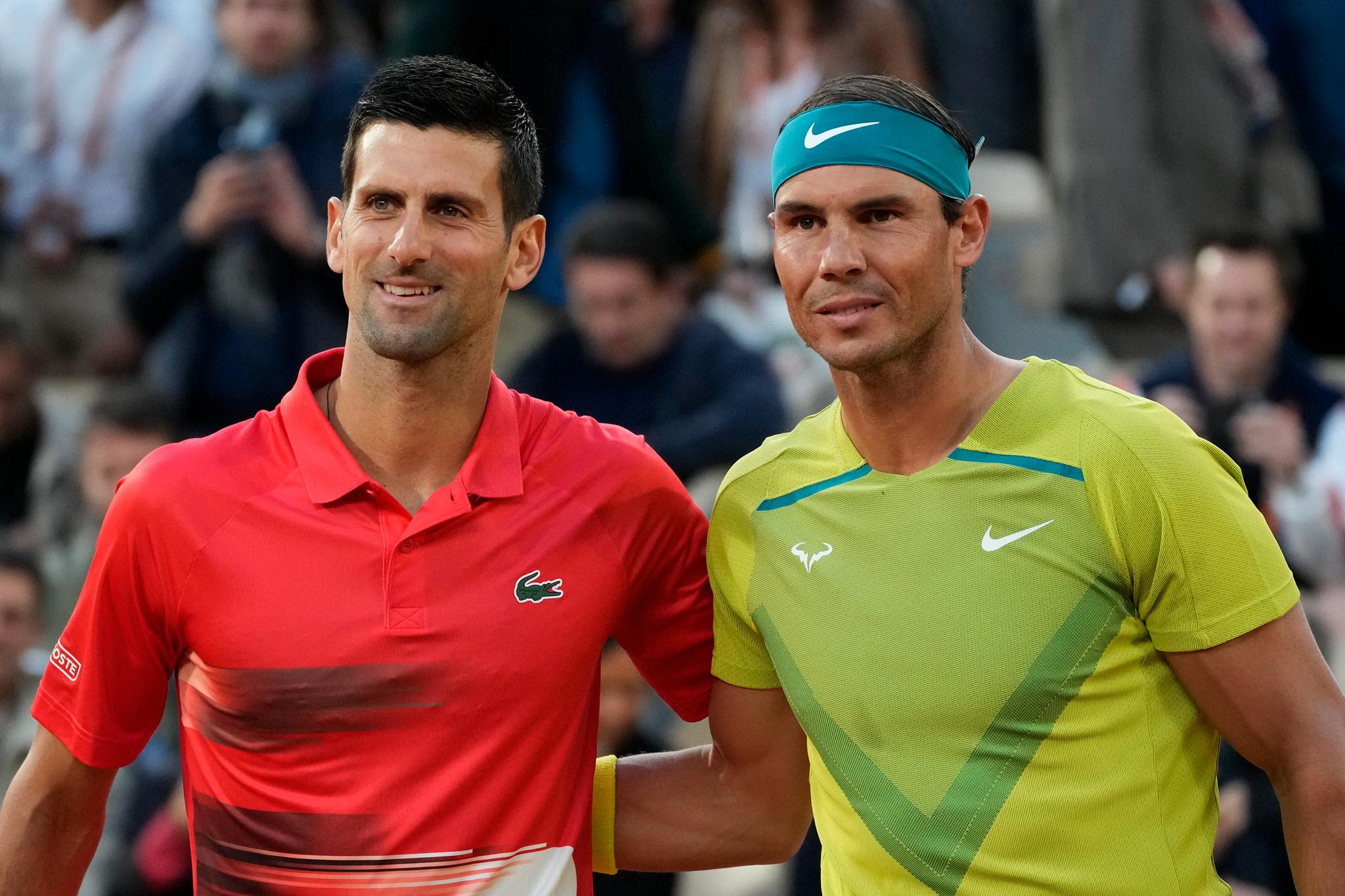 TO GIGANTER: Novak Djokovic (t.v.) og Rafael Nadal foran kvartfinalen i French Open i fjor. Den vant Nadal. 