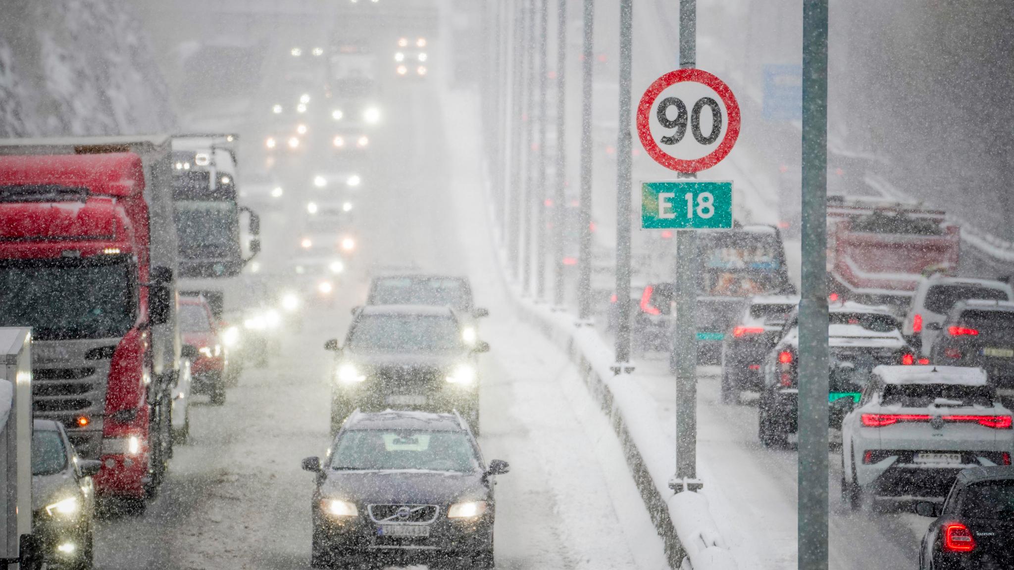 Inntil én meter snø kan lamme E18 og E39: - Litt for mange har umåtelig høye tanker om seg selv og bilen sin