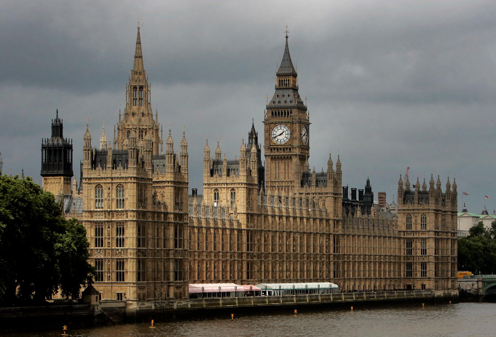 Parlamentet i London, sett fra Themsen. Et forslag som skulle sikre at de folkevalgte kan stanse en brexit uten avtale, fikk ikke flertall onsdag. Foto: Kirsty Wigglesworth / AP / NTB scanpix