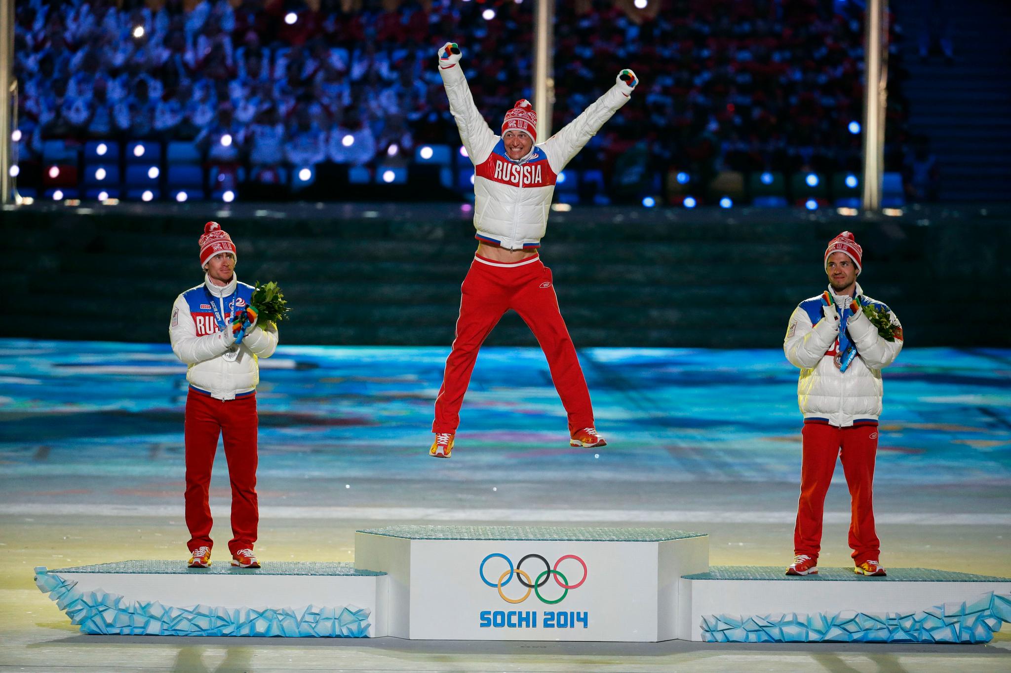 Alexander Legkov (gull), Maxim Vylegzjanin (til venstre) og Ilia Tsjernousov tok trippelt for Russland på 50-kilometeren i OL i Sotsji. 