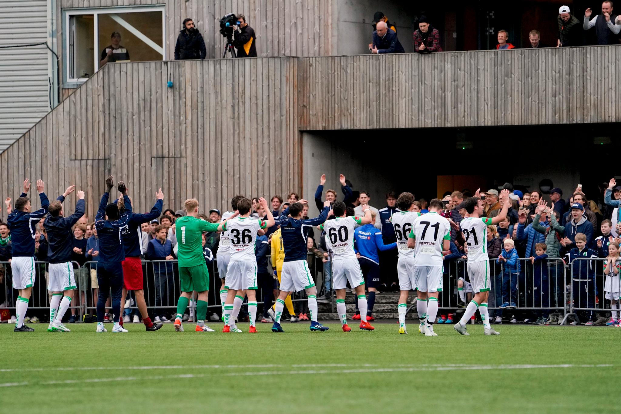 Heming takker hjemmepublikumet etter den første NM-runden i fotball i 2019 mellom Heming og Stabæk.