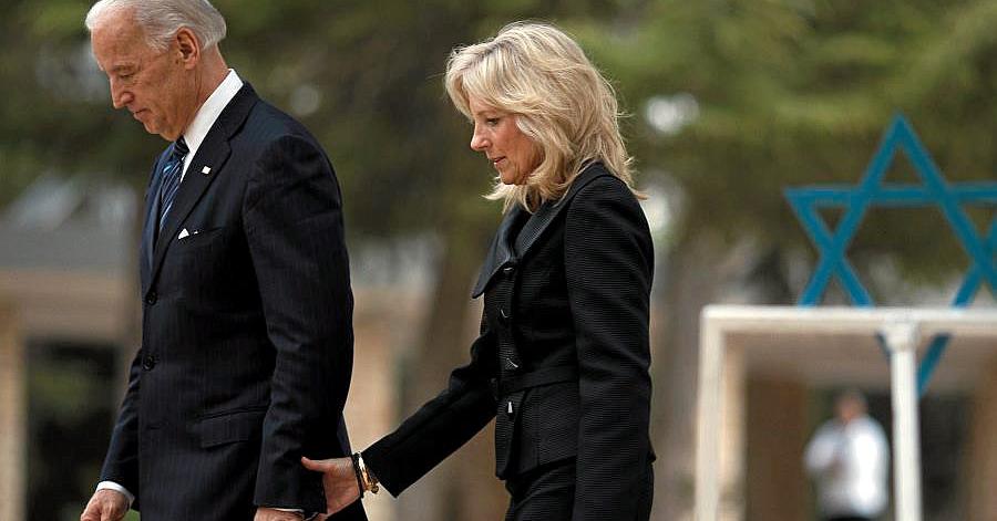 Tilbake i 2010 besøkte Joe Biden Israel som visepresident. Her er han og kona, Jill Biden, fotografert på nasjonalgravplassen Herzl-fjellet i Jerusalem.