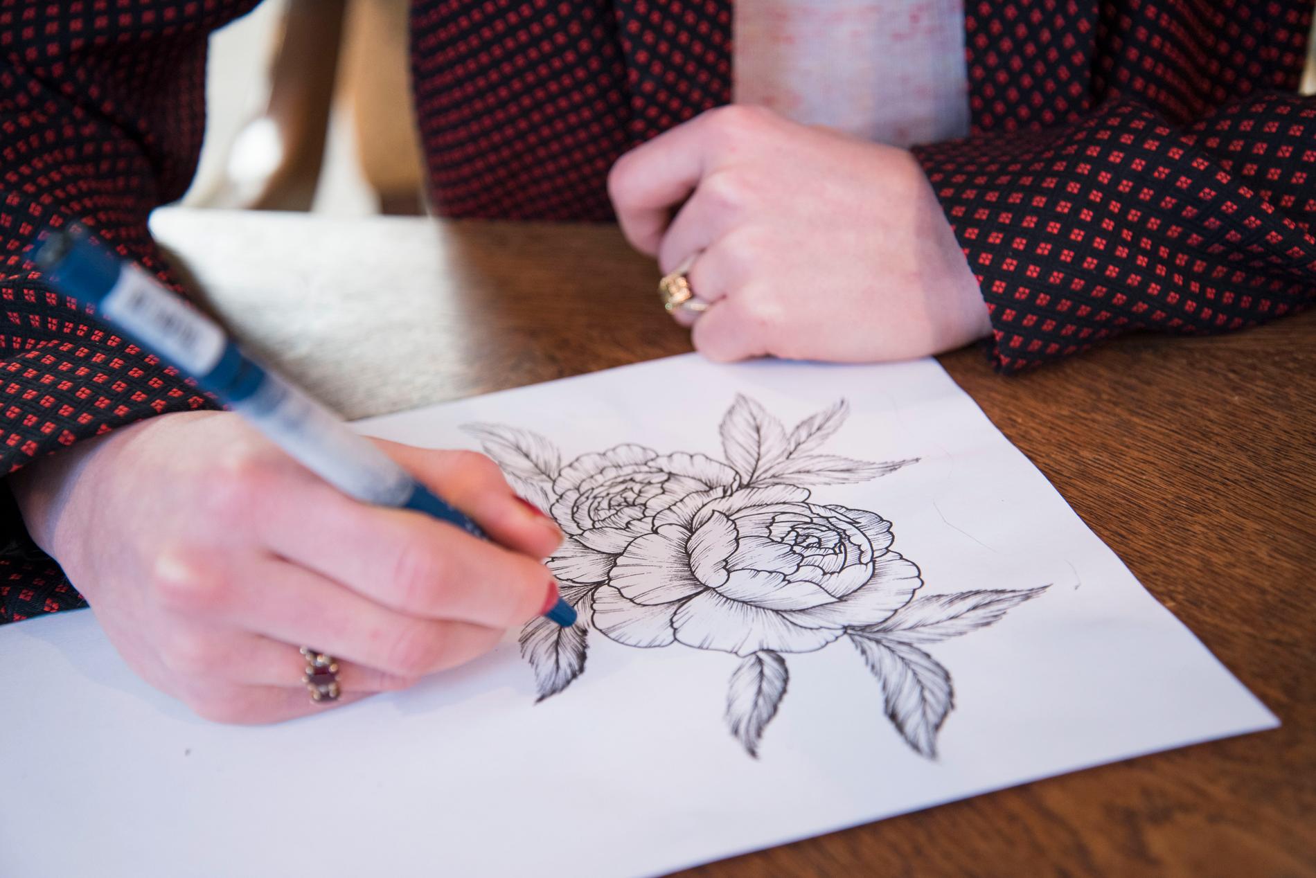 Mange velger å tatovere peoner i alle slags fasonger og størrelser. Her lager Gerda Skarpsno en skisse til fremtidig kroppskunst.