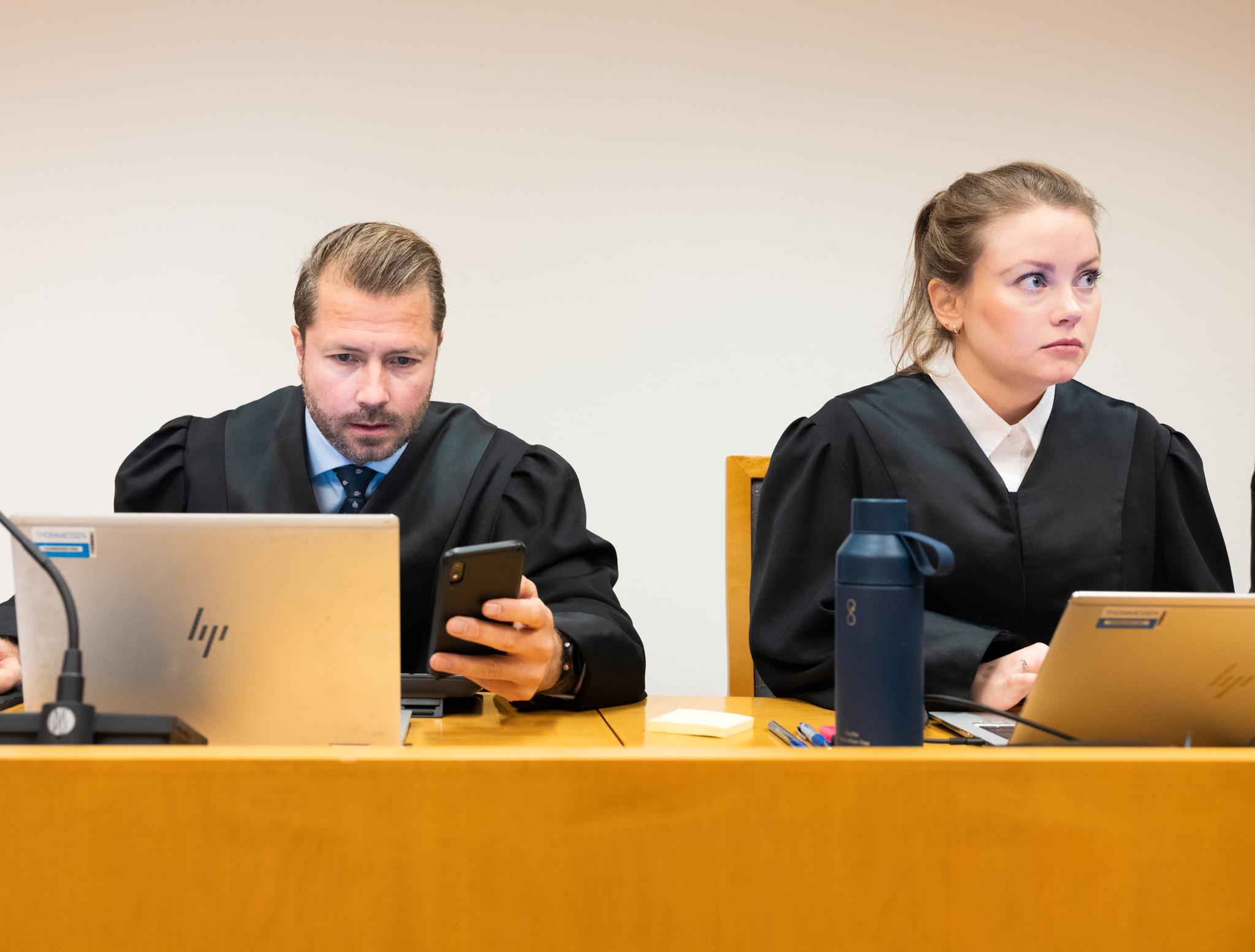 Advokatene Håkon Berge og Cecilie Amundsen Raa fra advokatfirmaet Thommessen under rettssaken mellom Bane Nor og deres ansatte Atle Hammelow-Berg i november 2021.