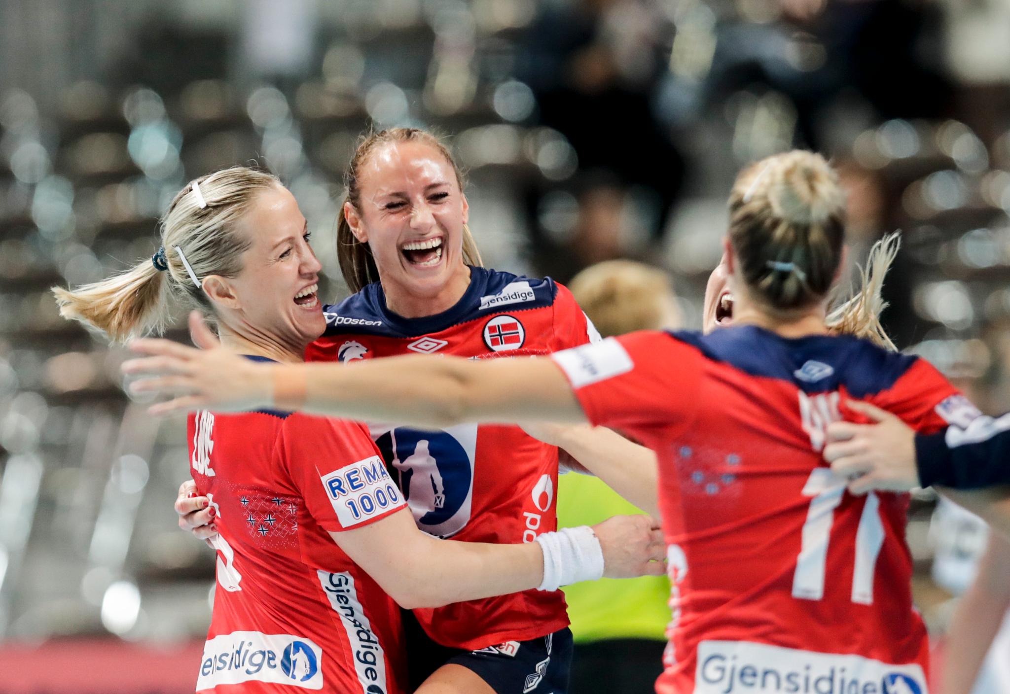 Heidi Løke og Camilla Herrem jubler etter seier over Danmark under VM i Japan sist vinter.