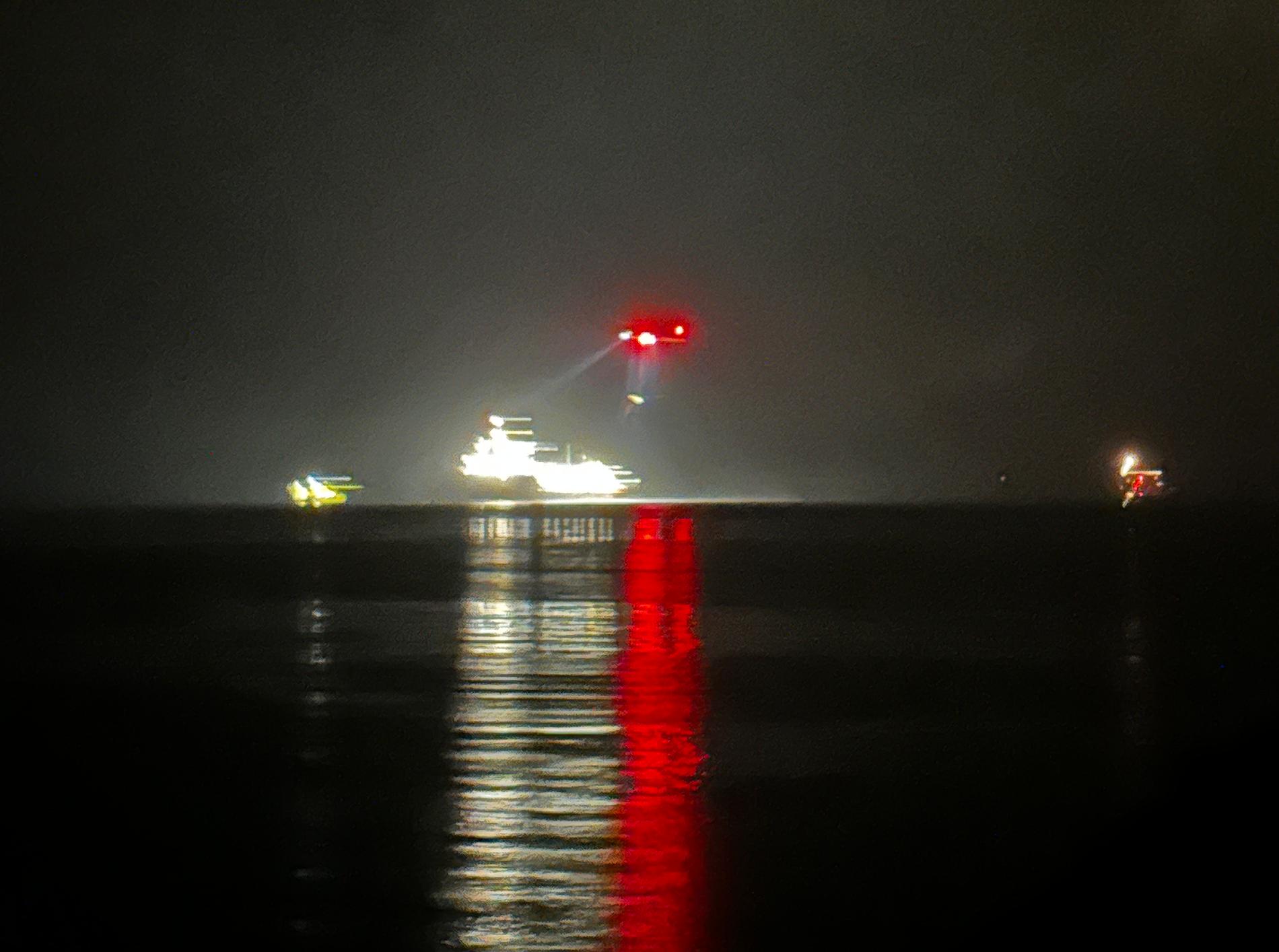 En mann er hentet i helikopter på et skip ved Bekkjarvik.