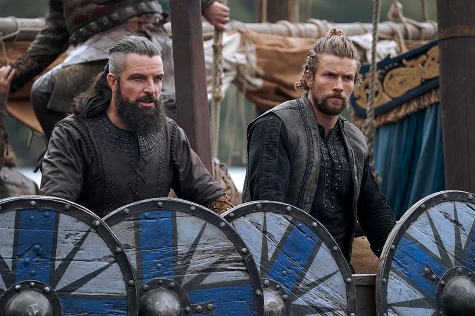 Her er Bradley Freegard som kong Knut og Leo Suter som «Leif Eriksson» i Netfliz-serien «Vikings: Valhalla». 