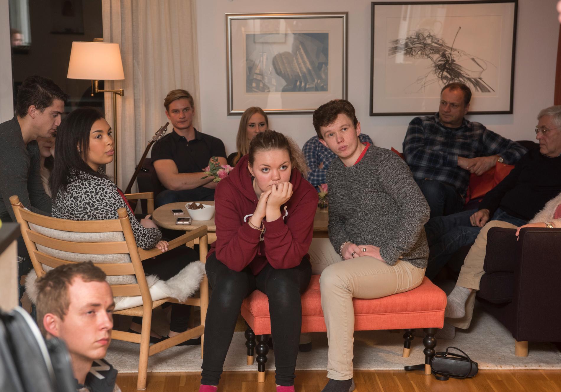  Ingen forelesningssal, men studentene Kristin Kvinnesland (19) og Benjamin Fjellheim Olsen (21) følger nøye med når Valen-Sendstad forteller historier fra Israel. 