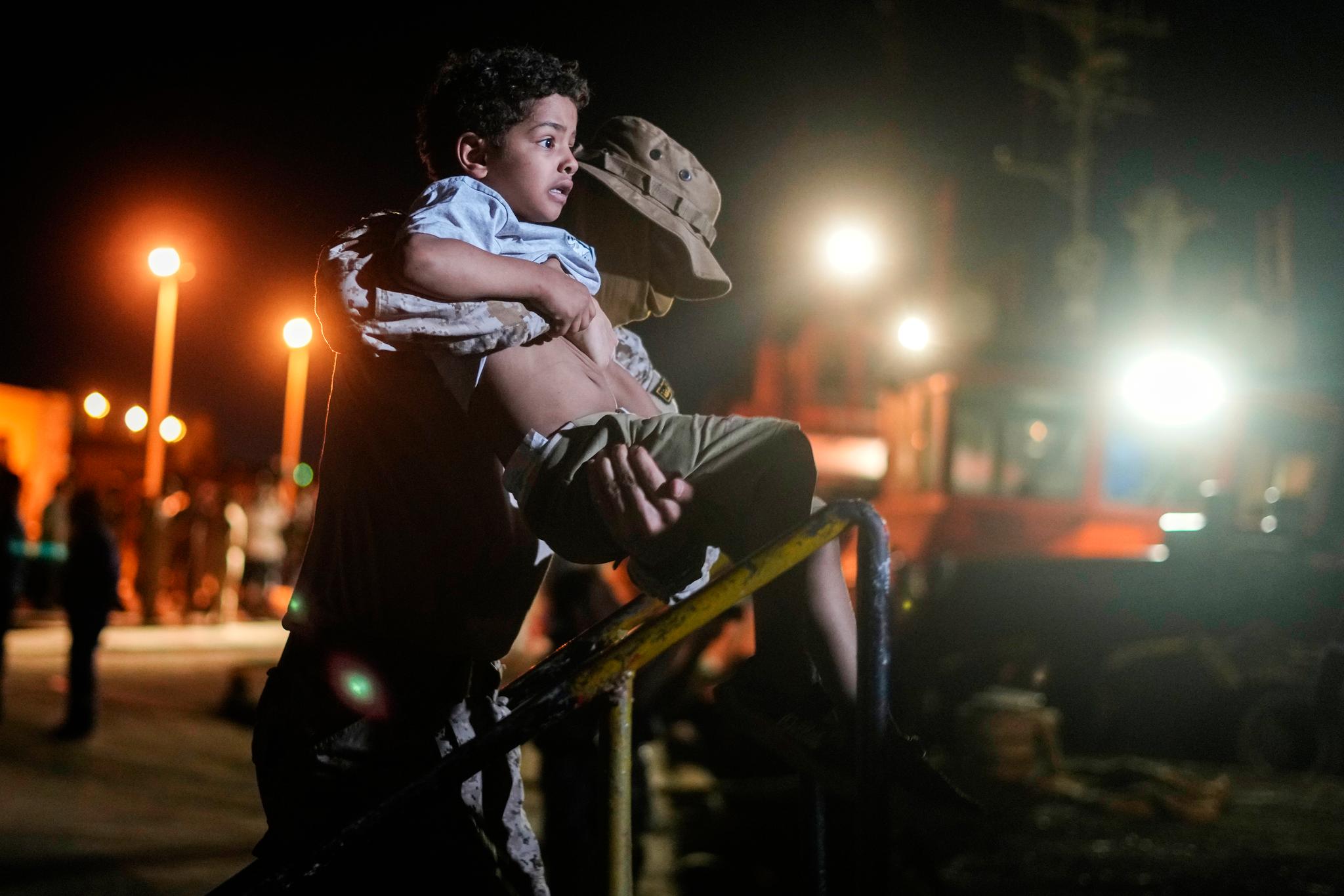 En sudansk gutt blir brakt om bord i et saudiarabisk militærfartøy for å bli evakuert bort fra krigen i hjemlandet. Hundretusener er på flukt, mens millioner fortsatt sitter fast midt i kamphandlingene. 