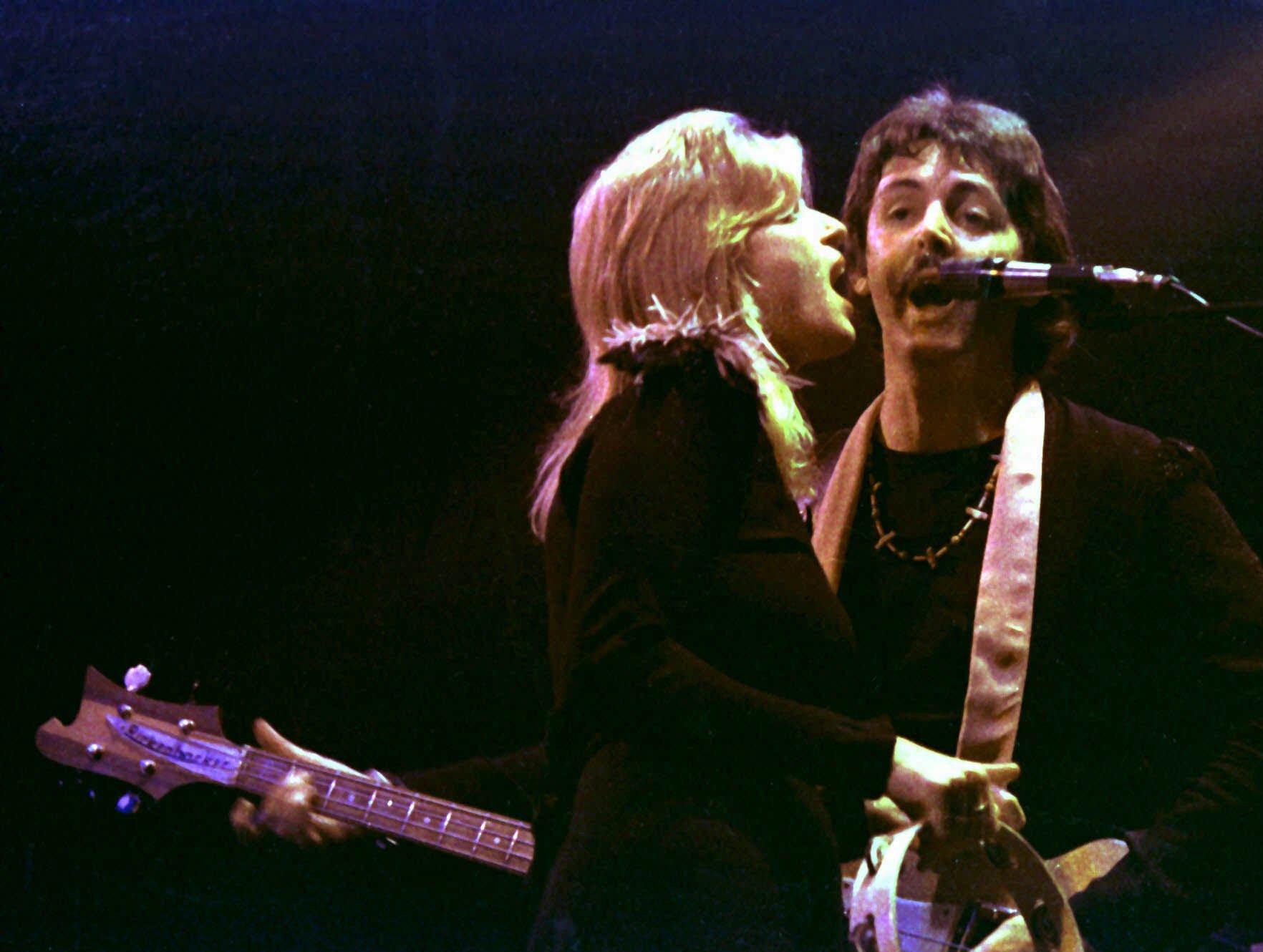 WINGS: Paul og Linda McCartney opptrer som del av Wings i 1976. 