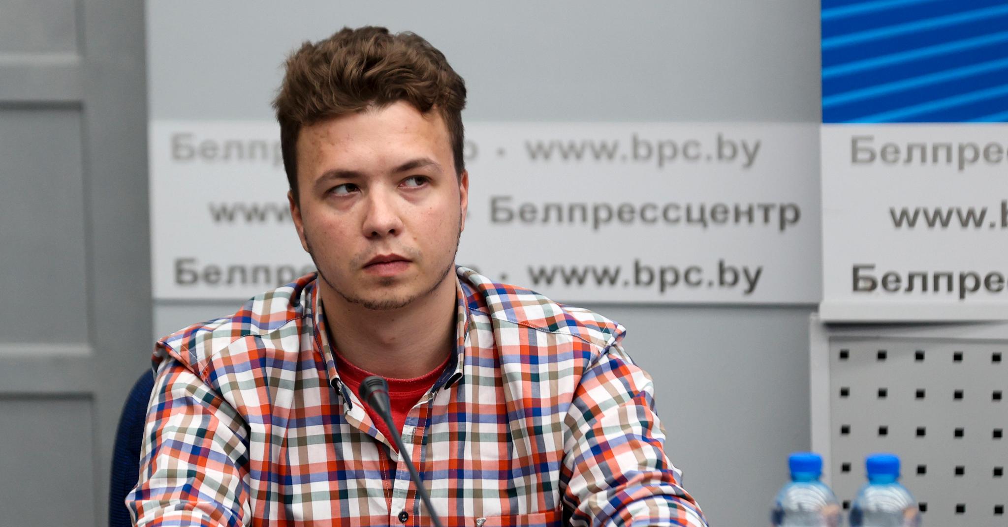 Tre uker etter arrestasjonen sto Raman Pratasevitsj frem på en pressekonferanse i Minsk. 