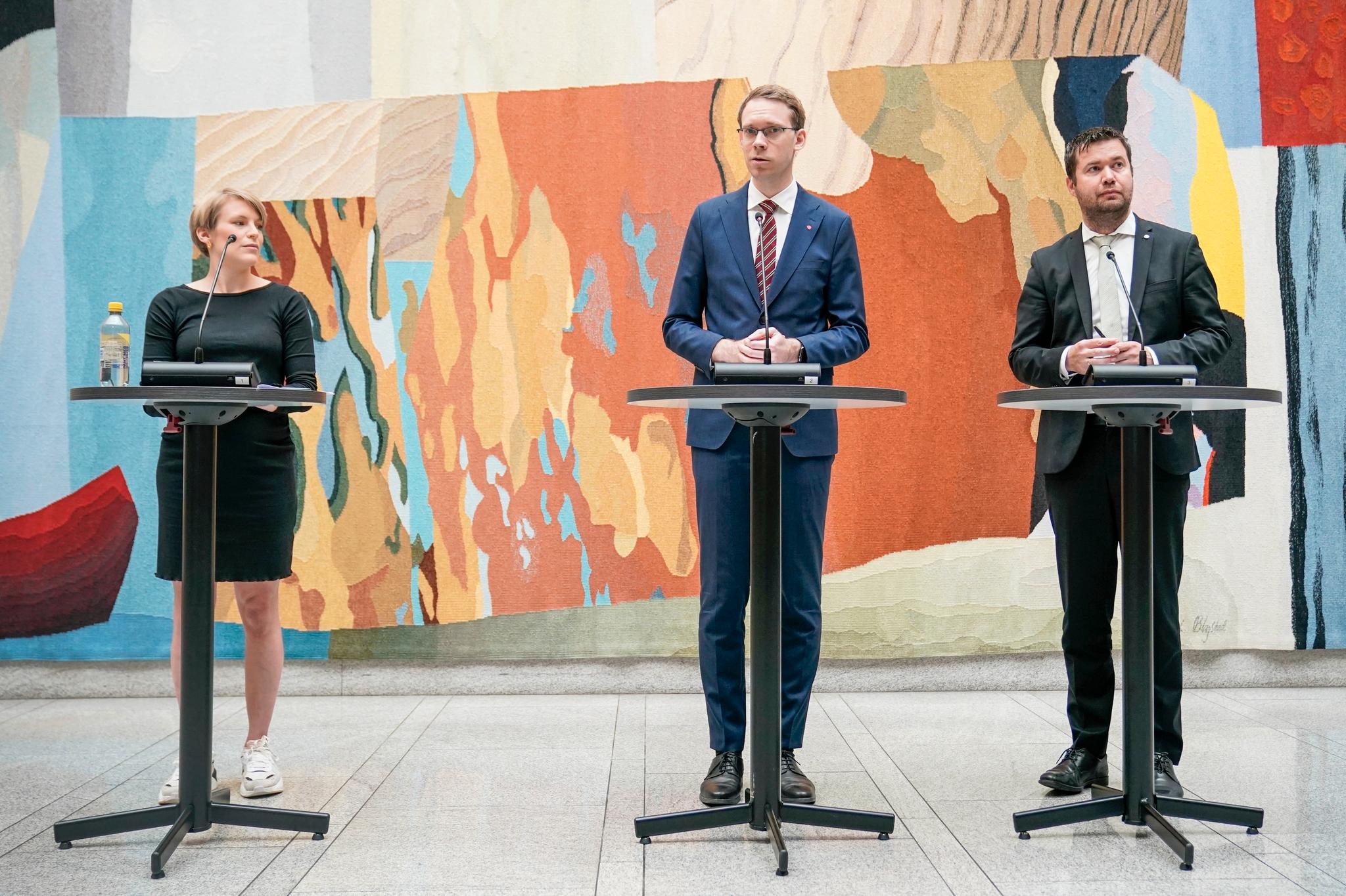 Kari Elisabeth Kasi (SV), Eigil Knutsen (Ap) og Geir Pollestad (Sp)  holder pressekonferanse om revidert nasonalbudsjett tirsdag morgen.